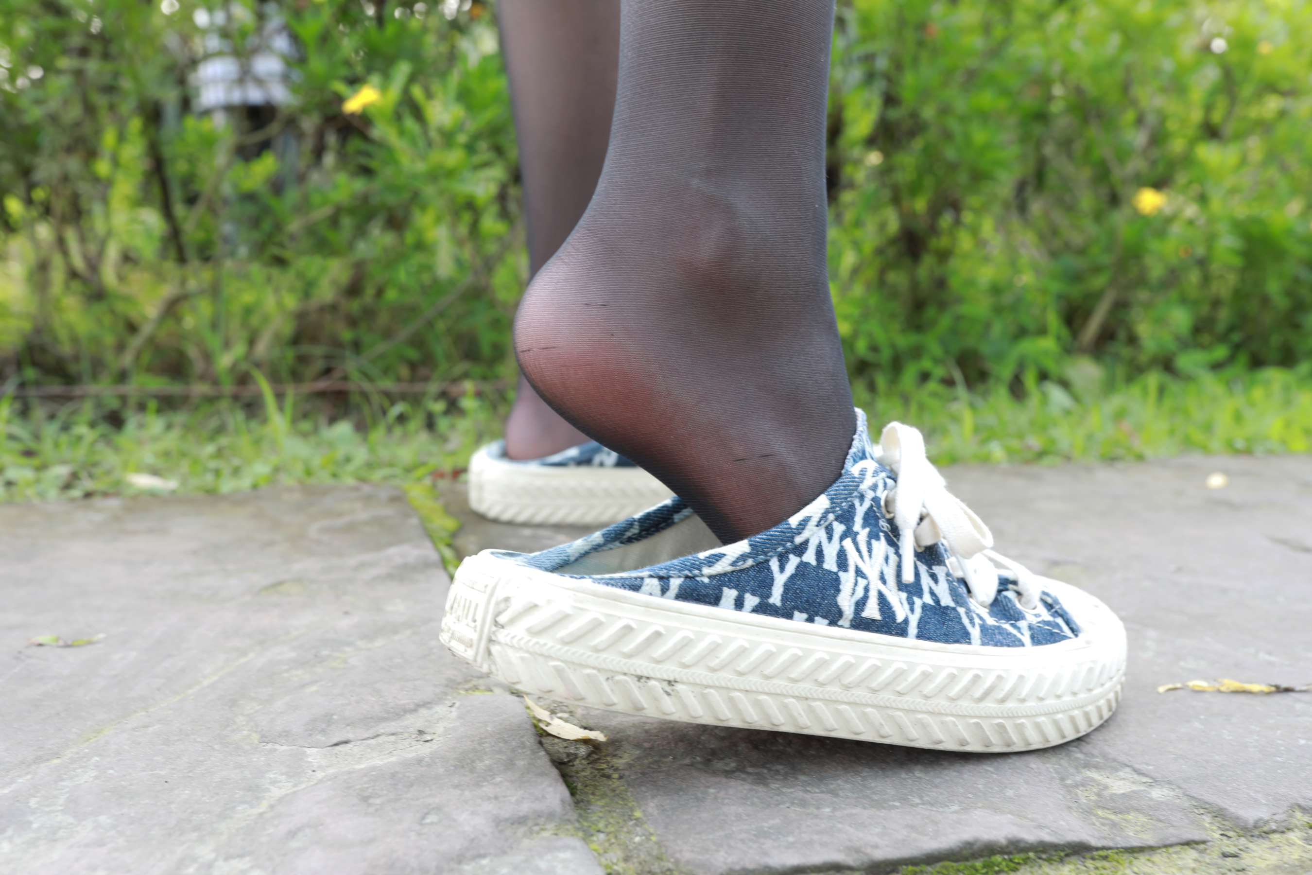 《雯雯开洞黑丝脚丫》作品图