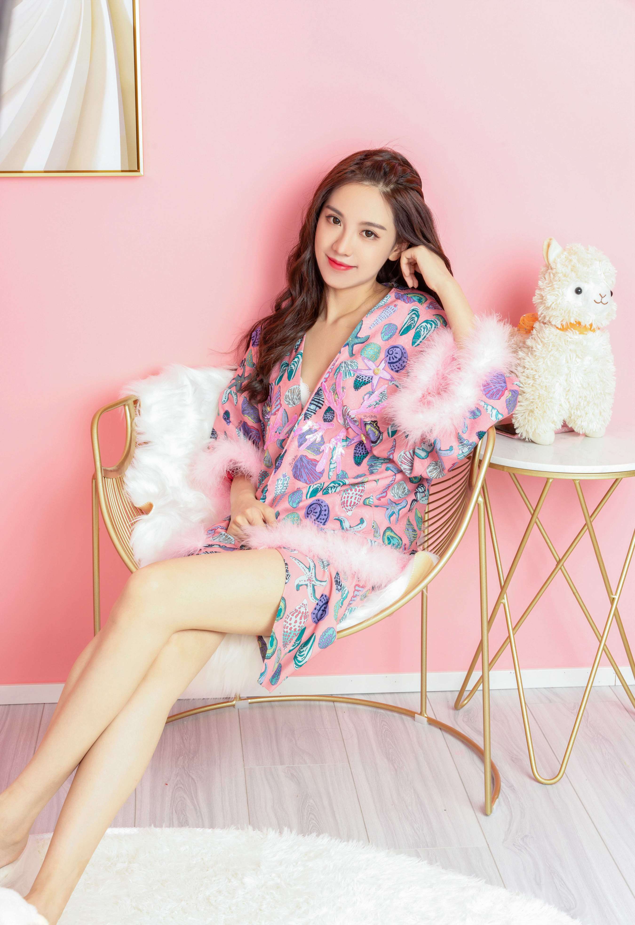 《静怡-踩在白色毛绒小熊上的美足》作品图