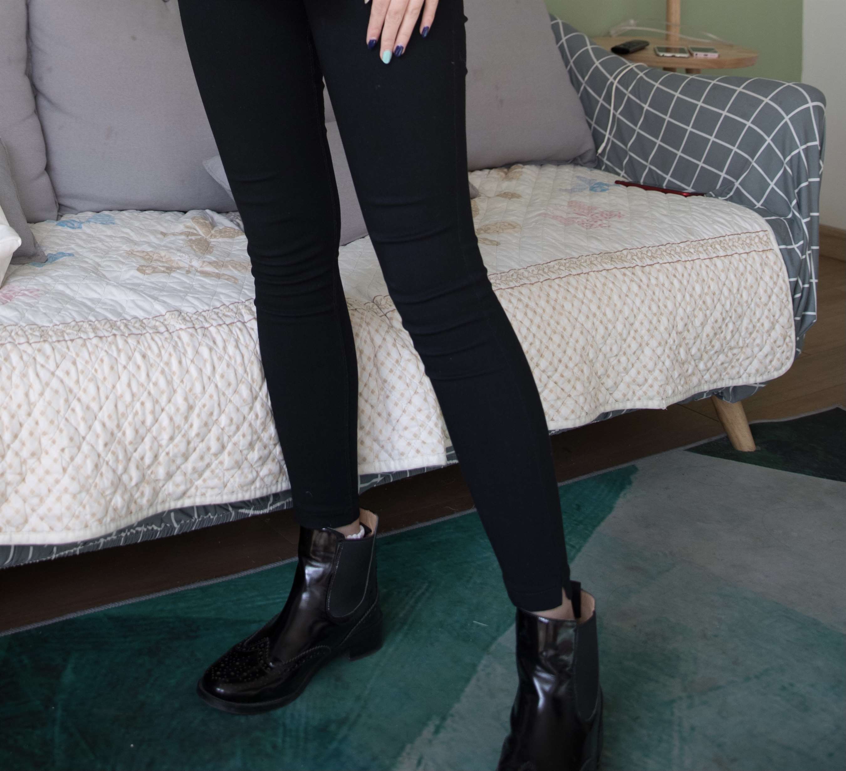 《眼镜妹的短靴棉袜脚【视频1个网盘下载】》作品图