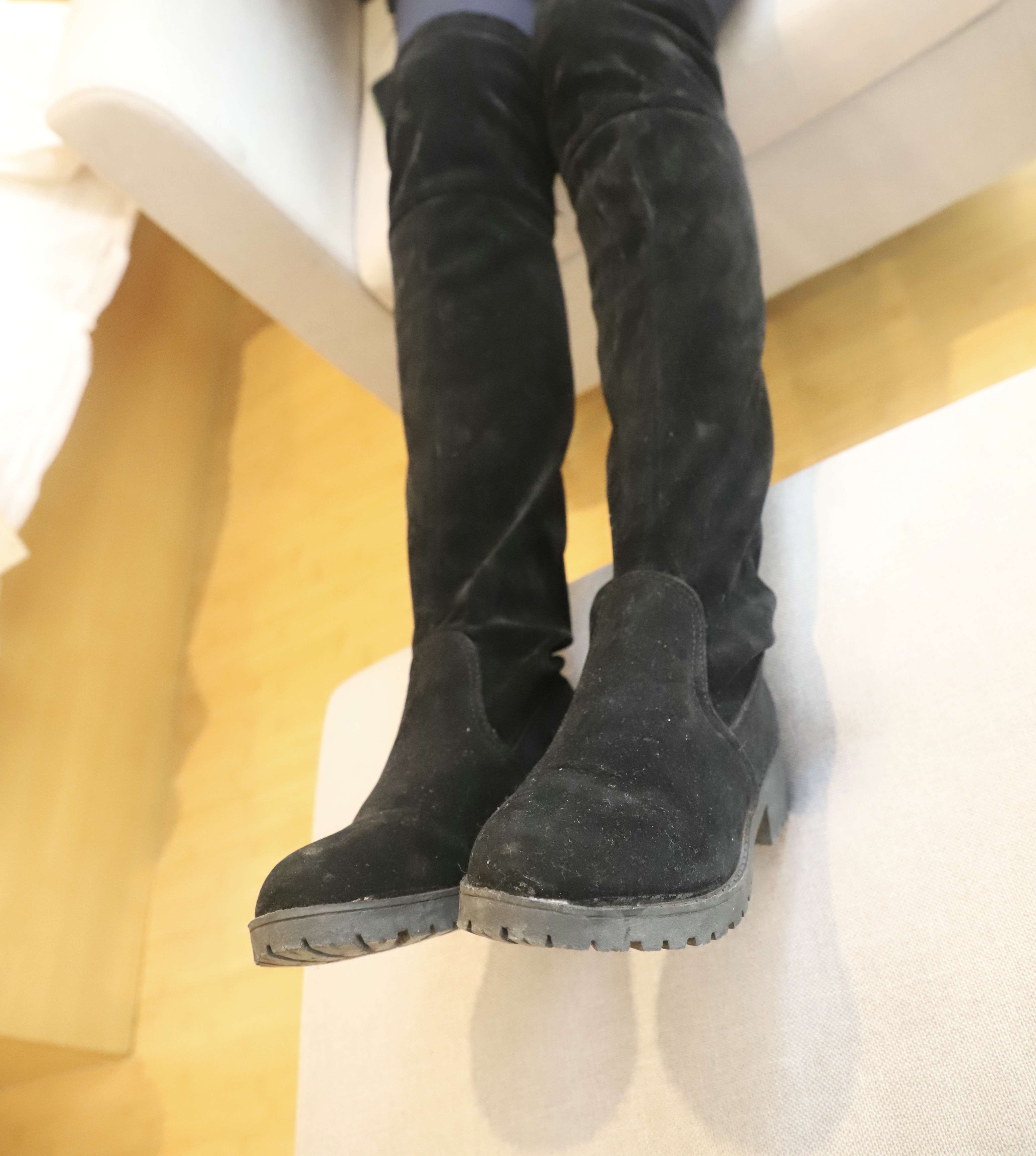 《长靴の黑丝脚丫》作品图