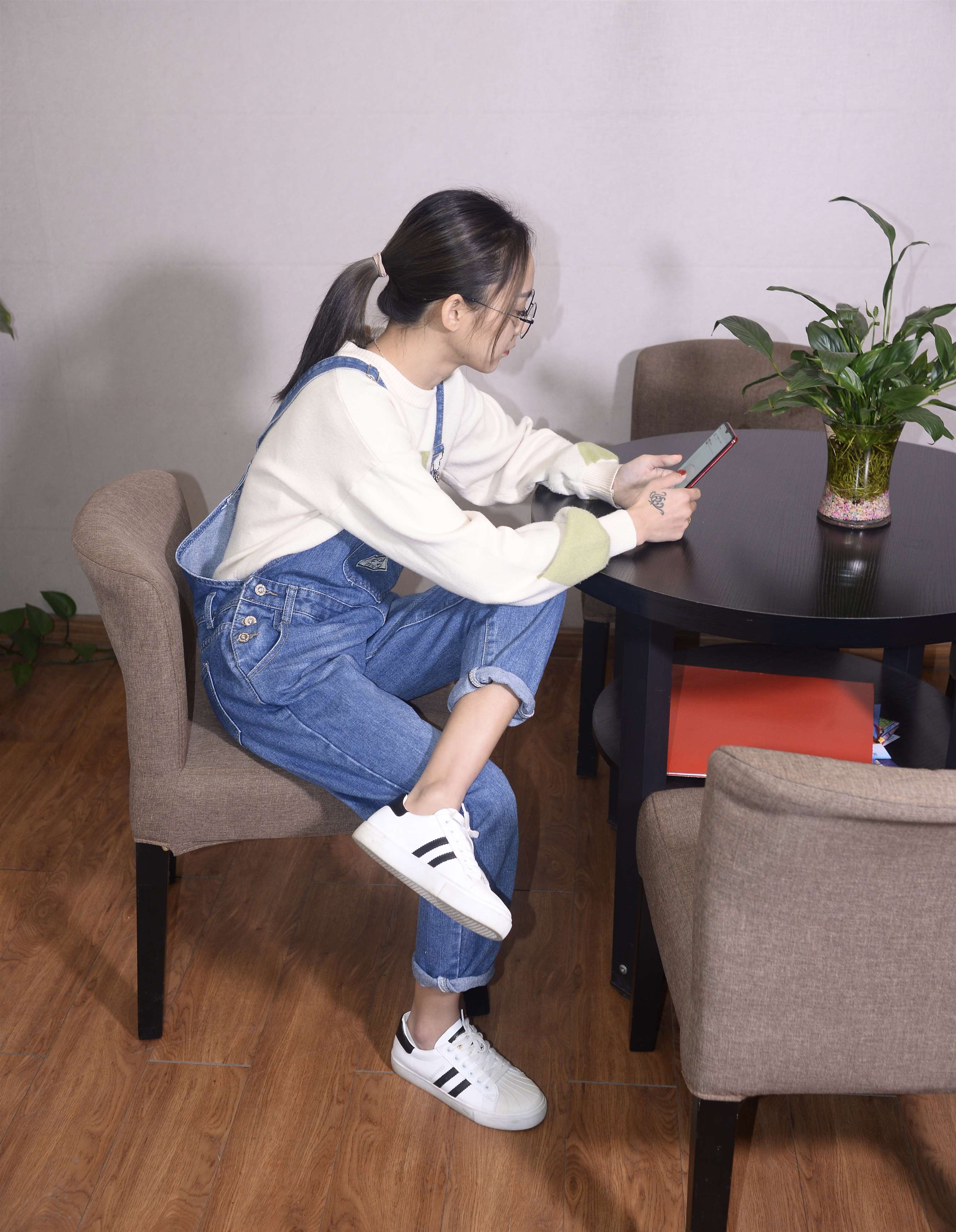 《眼镜女孩の船袜脚丫【视频1个网盘下载】》作品图