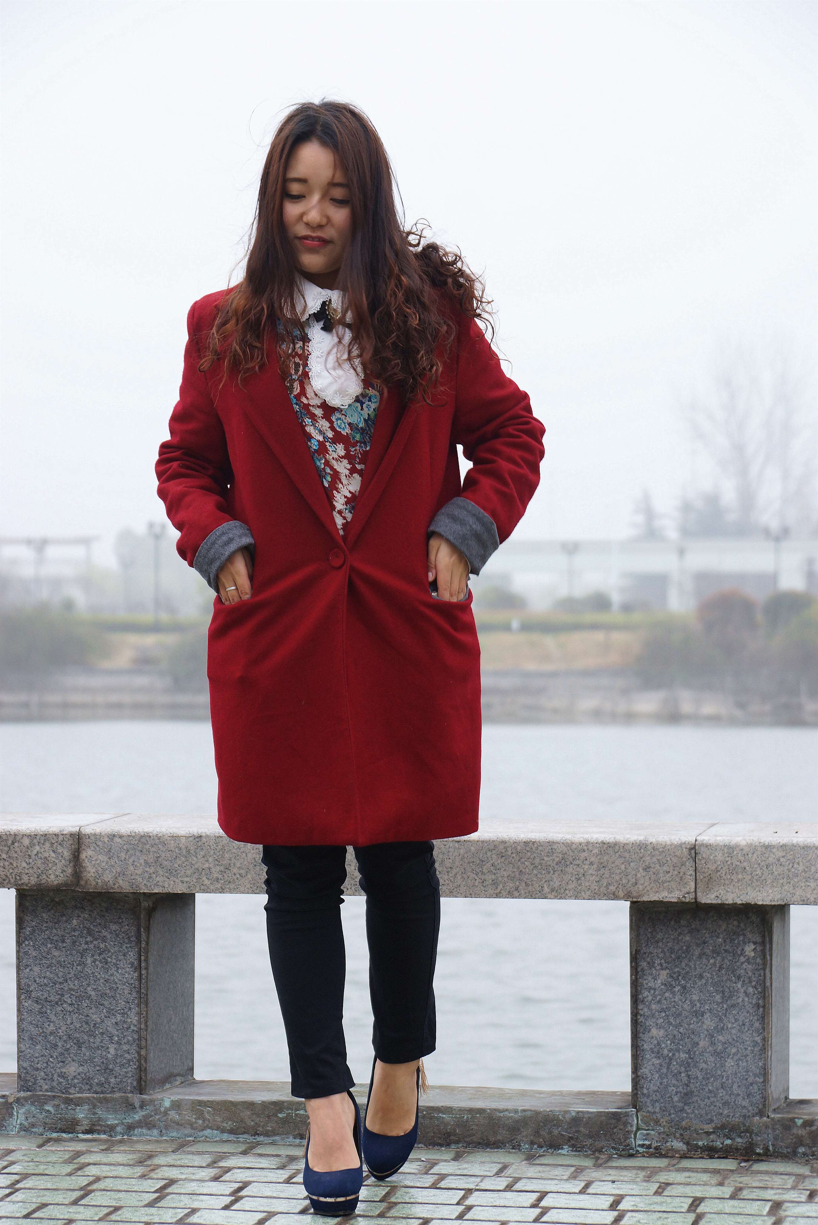 《红衣高跟裸足》作品图