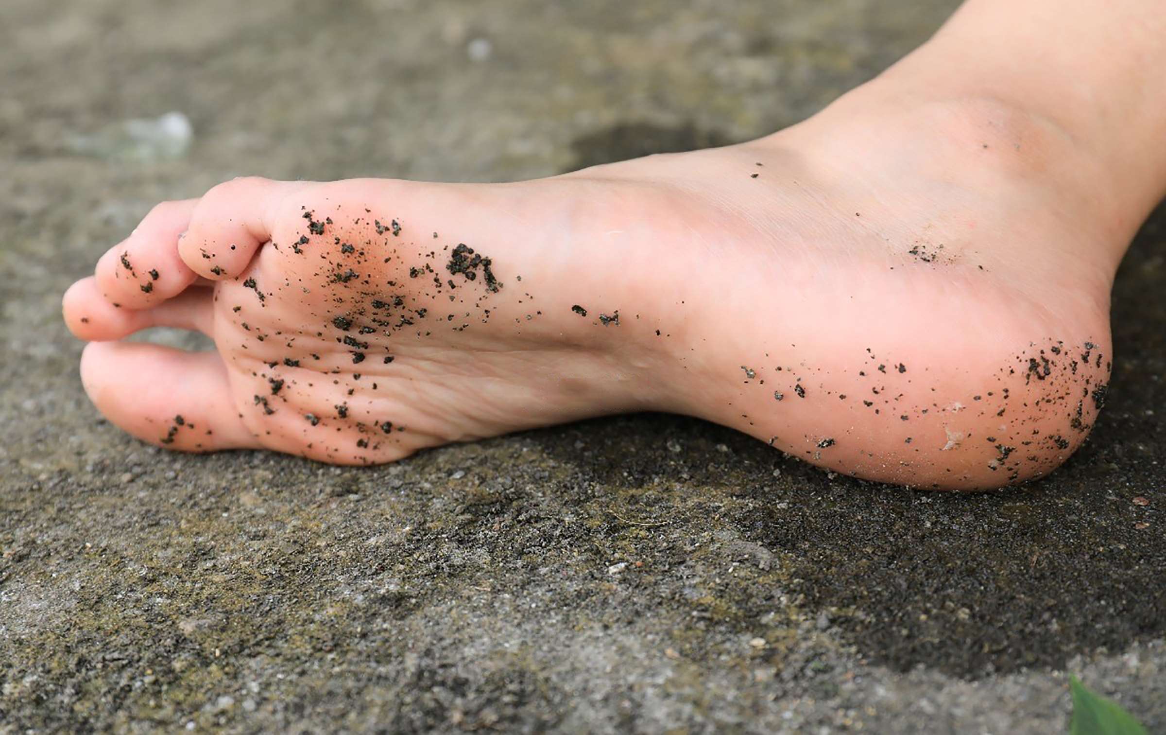 《小女孩踩脏棉袜》作品图