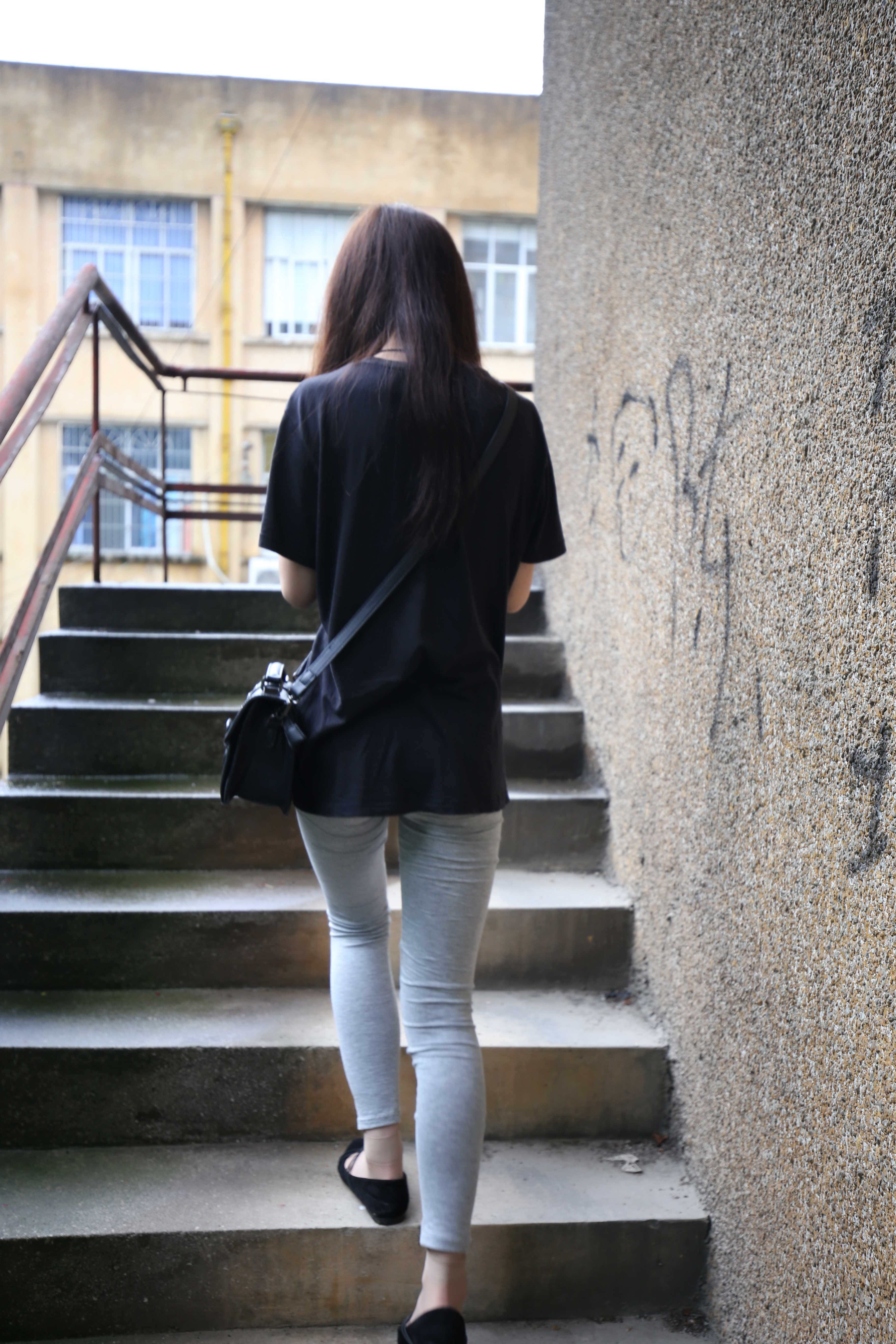 《打底裤の丝袜脚丫》作品图