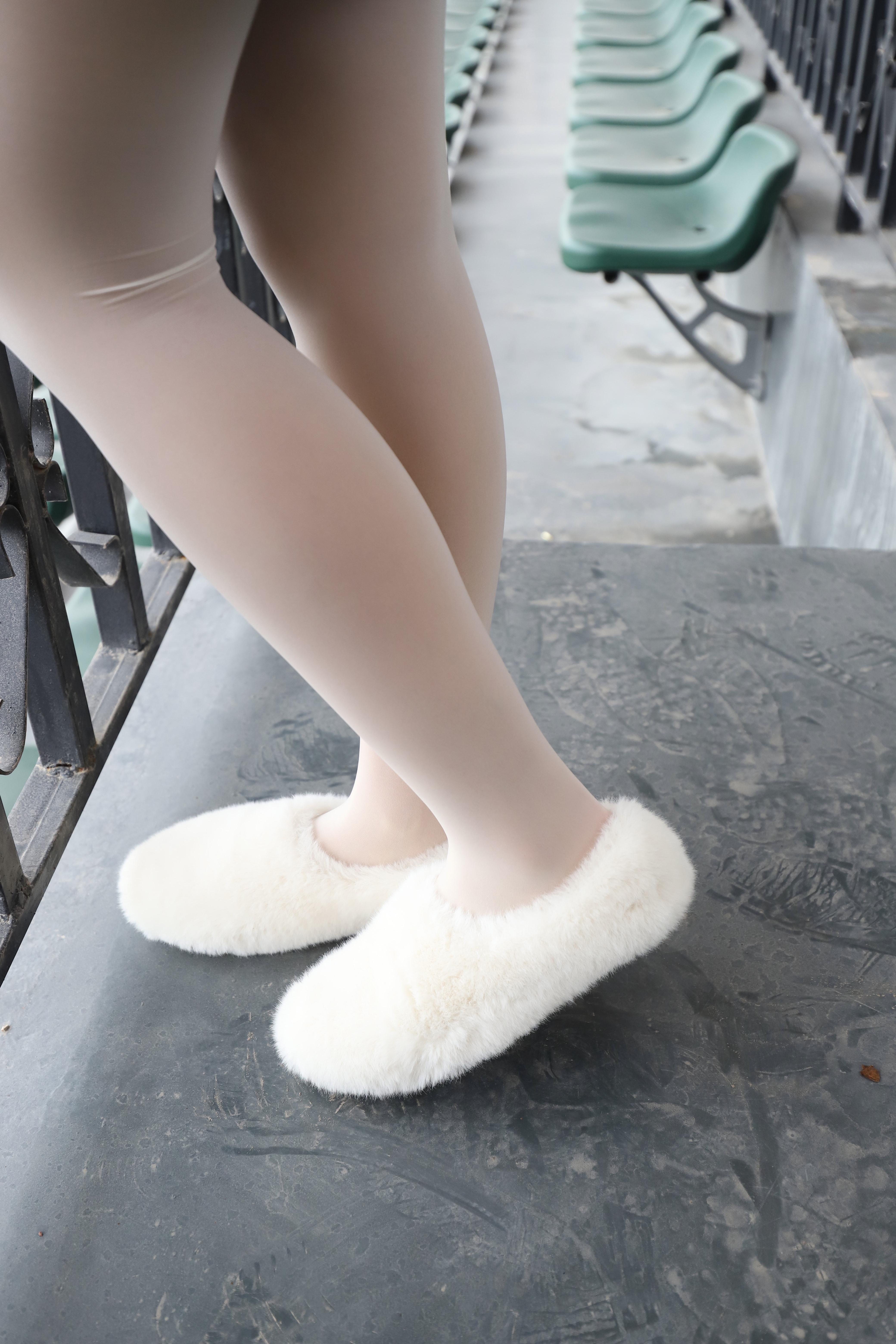 《运动场上的长白丝袜脚丫+视频一部》作品图