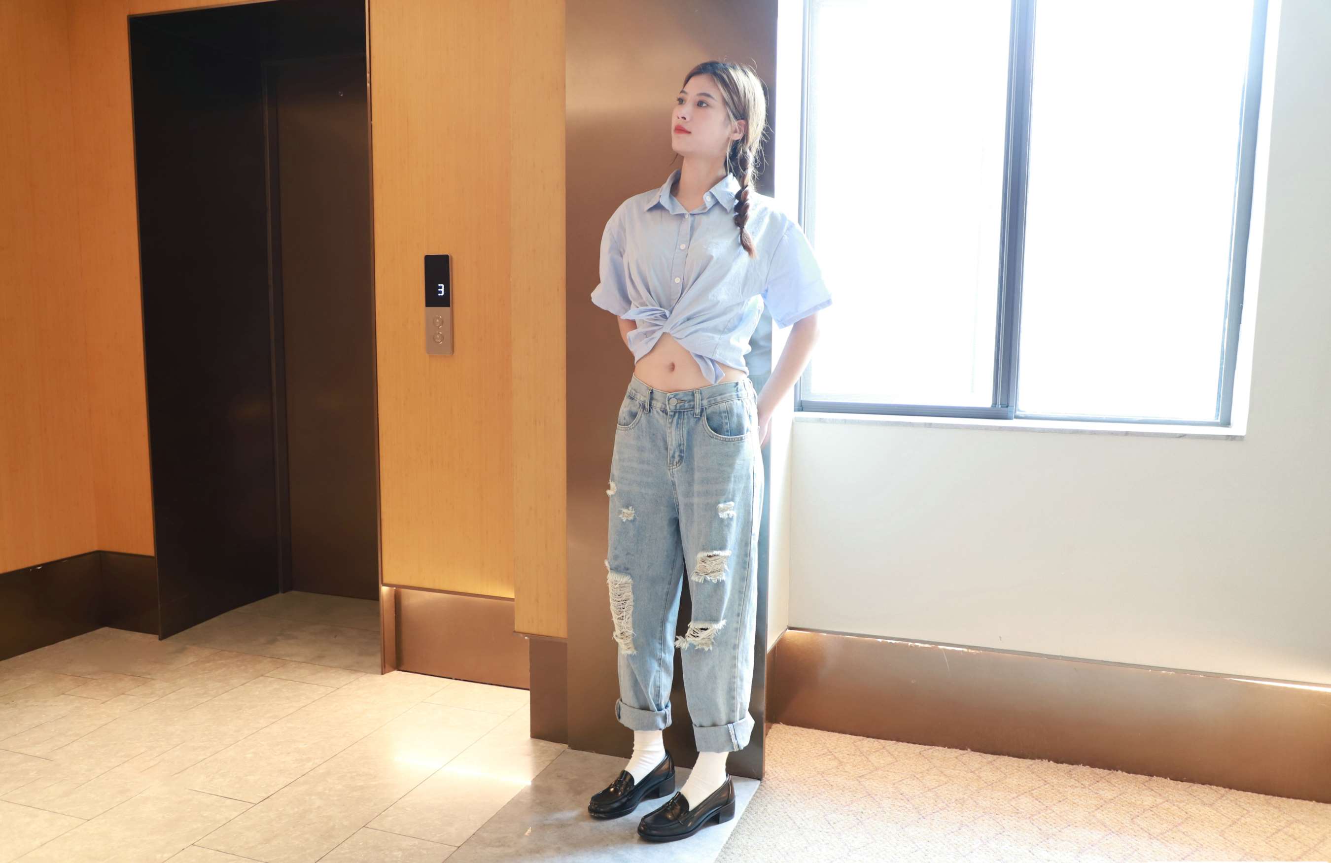 《牛仔少女脱袜闻袜》作品图