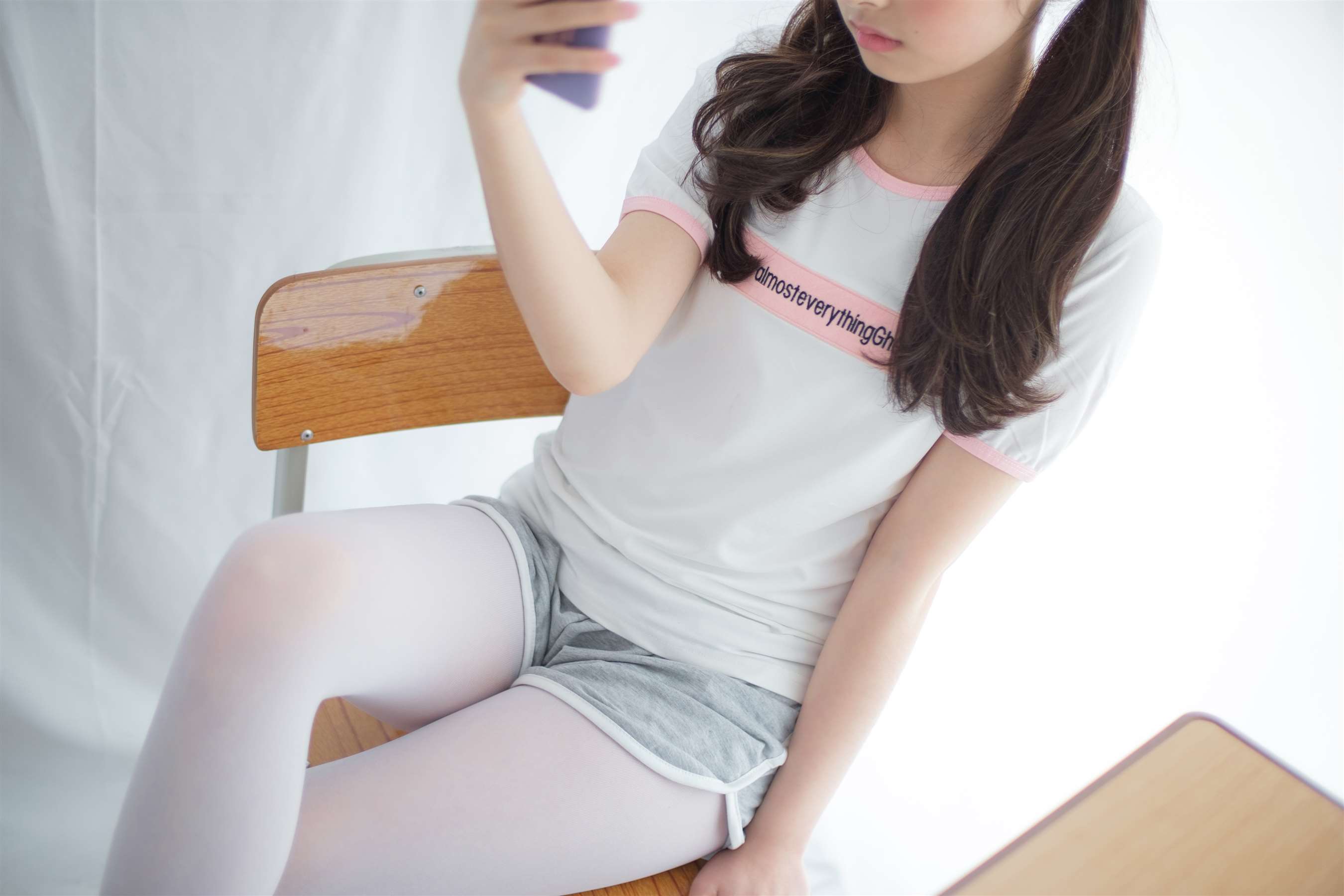 《布鞋の白丝脚丫》作品图