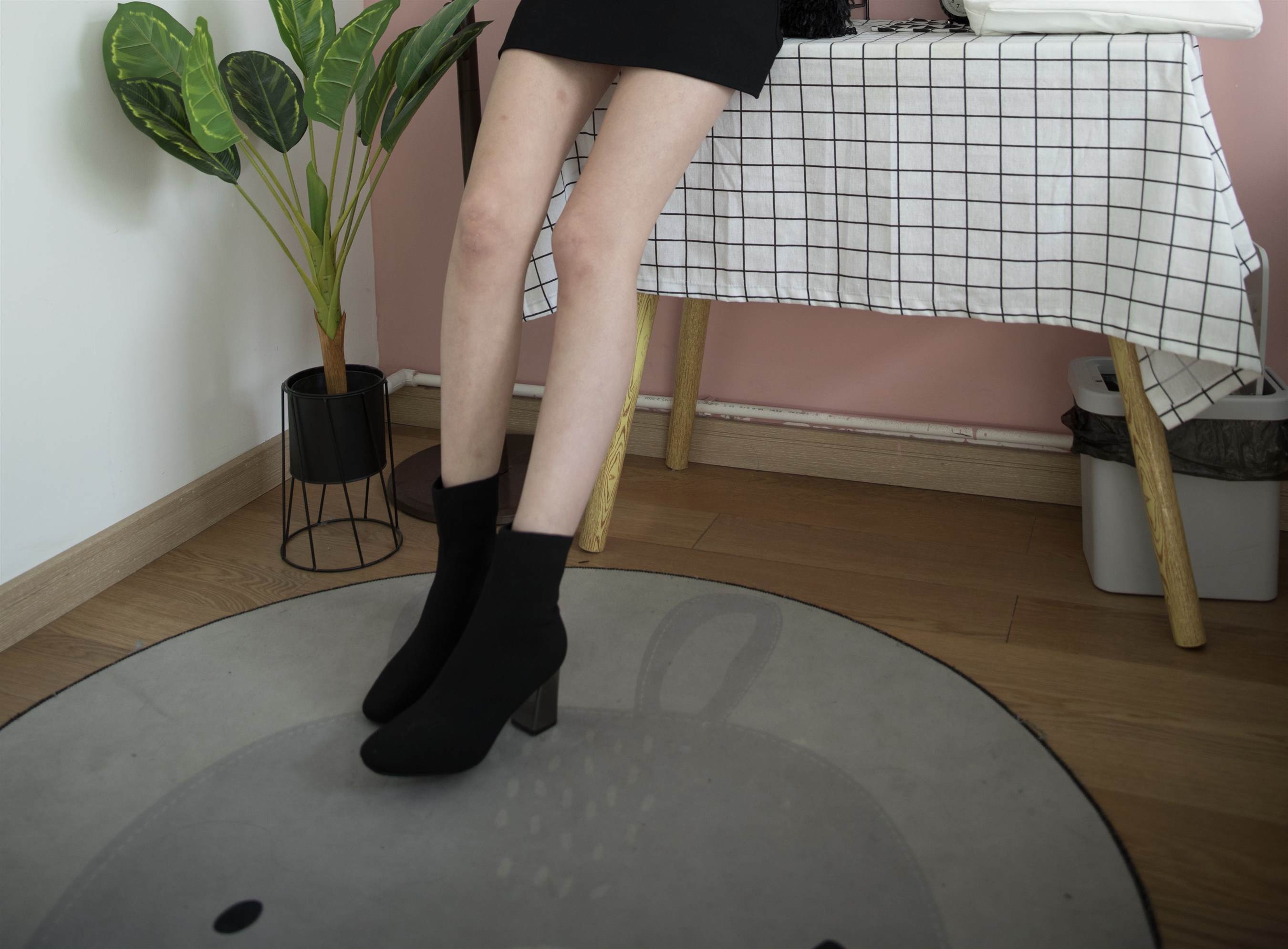 《长腿の短靴高跟棉袜脚【花絮1个网盘下载】》作品图