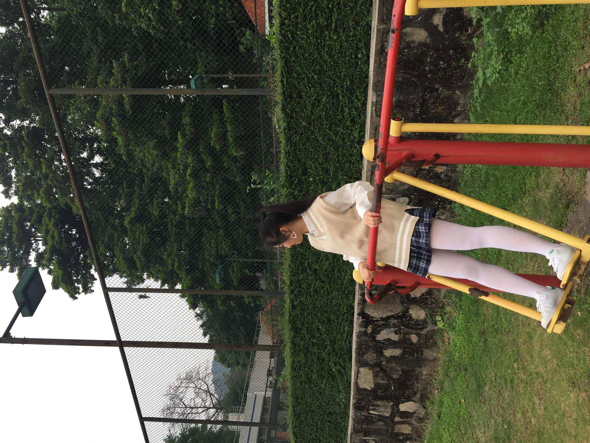 《学妹操场长白丝袜脚丫》作品图