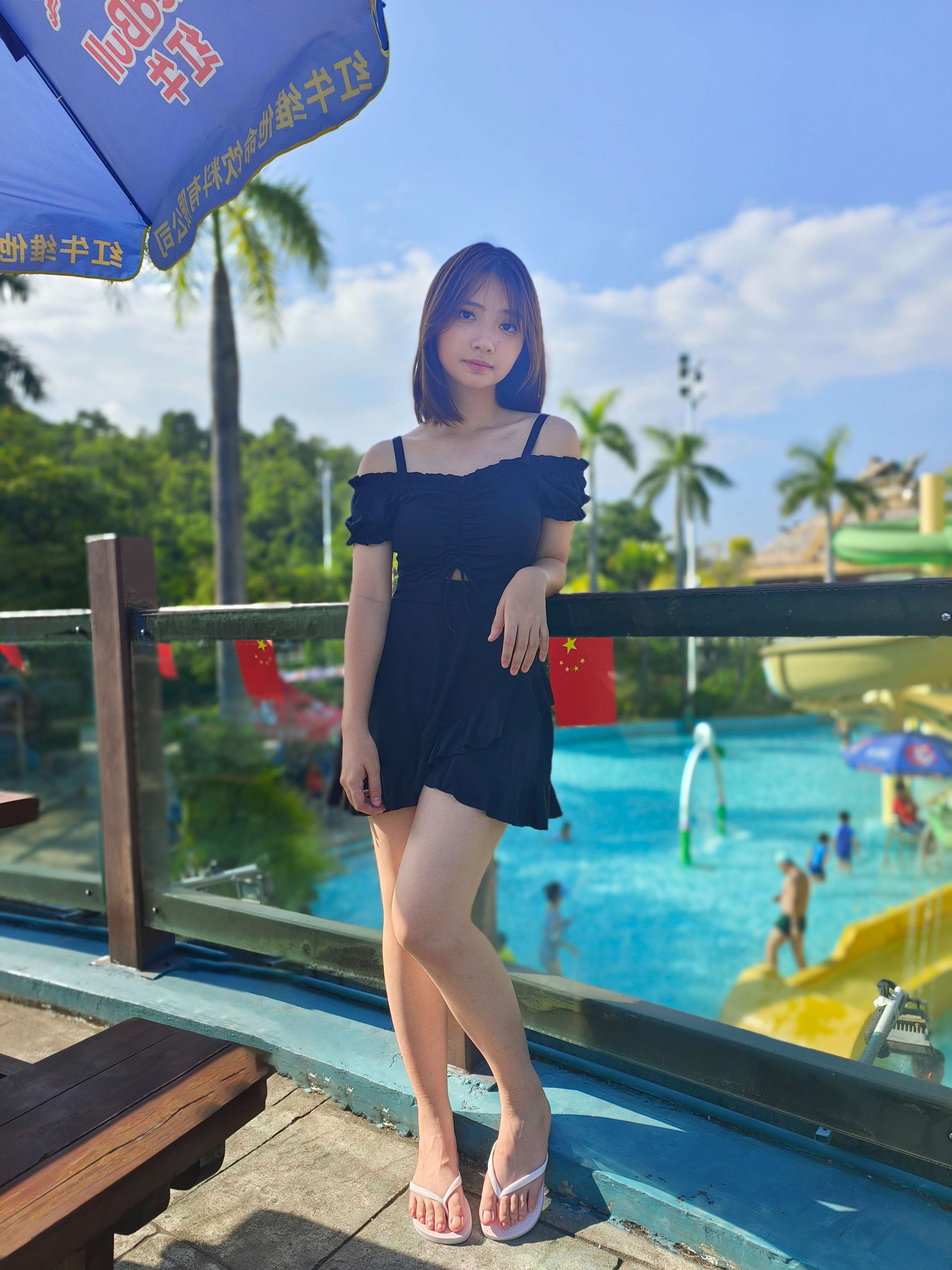 《学生兔兔水上乐园秀脚丫》作品图