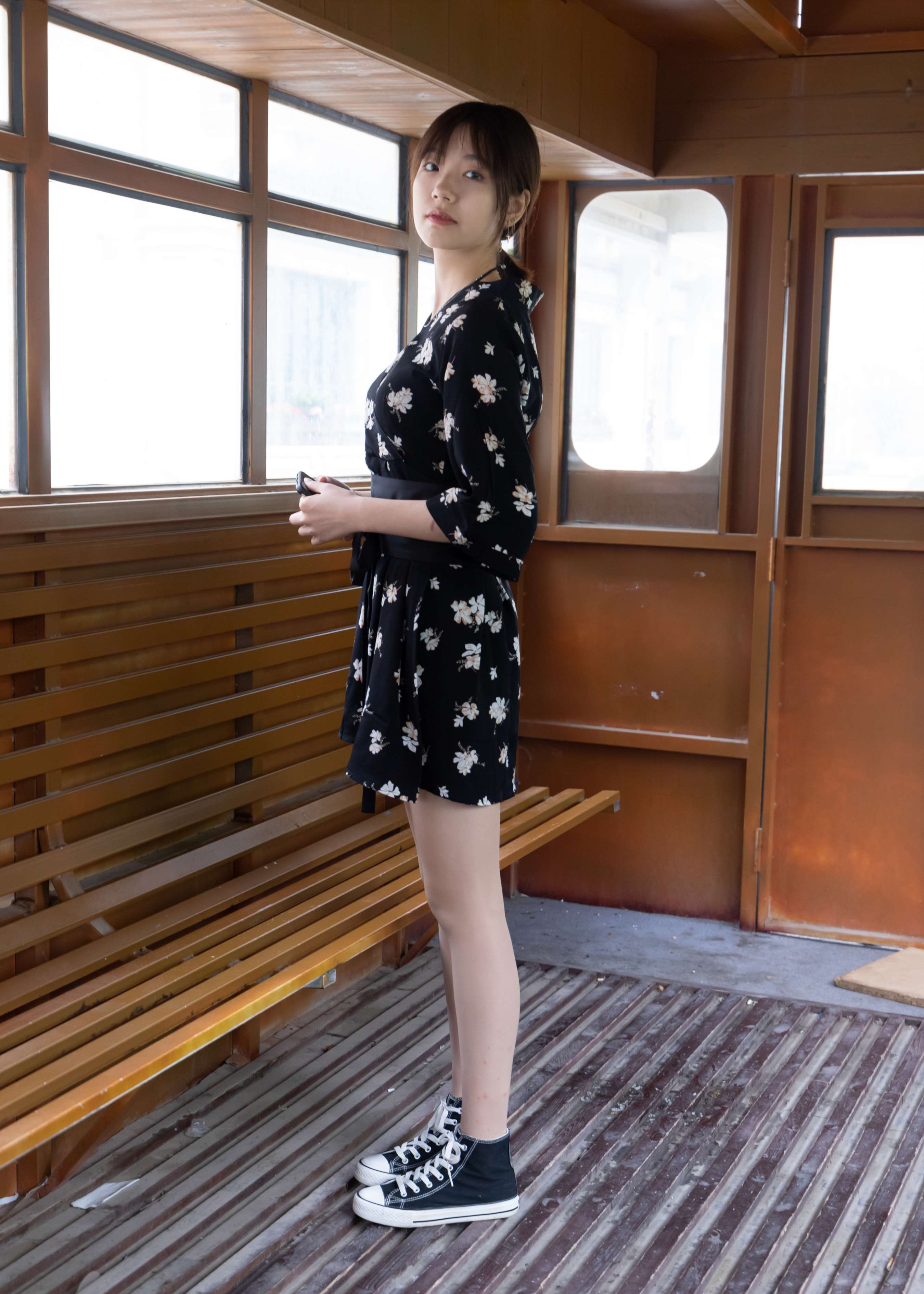 《学妹黑裙高帮帆布鞋の棉袜脚》作品图