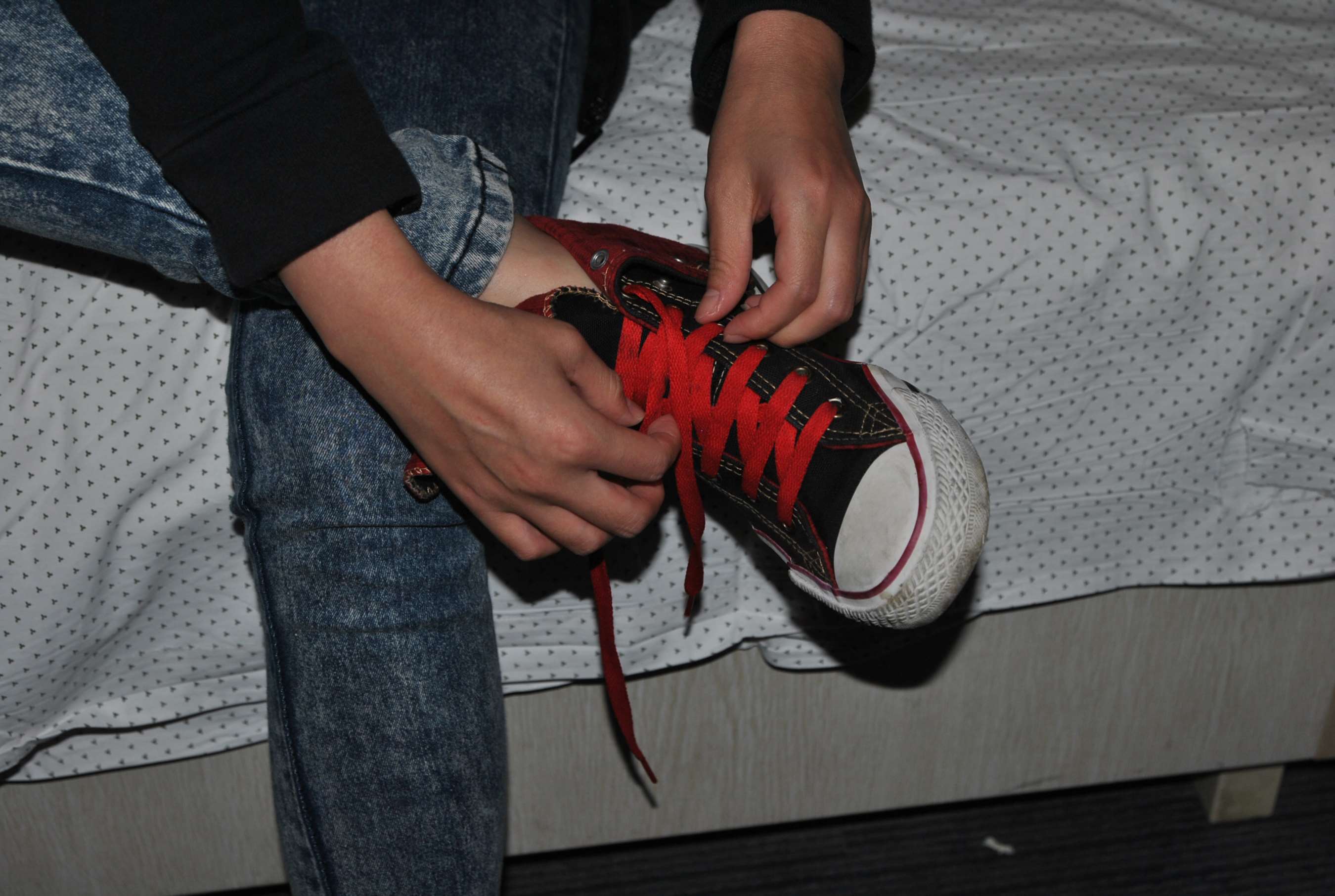 《少女牛仔帆布鞋の嫩足》作品图