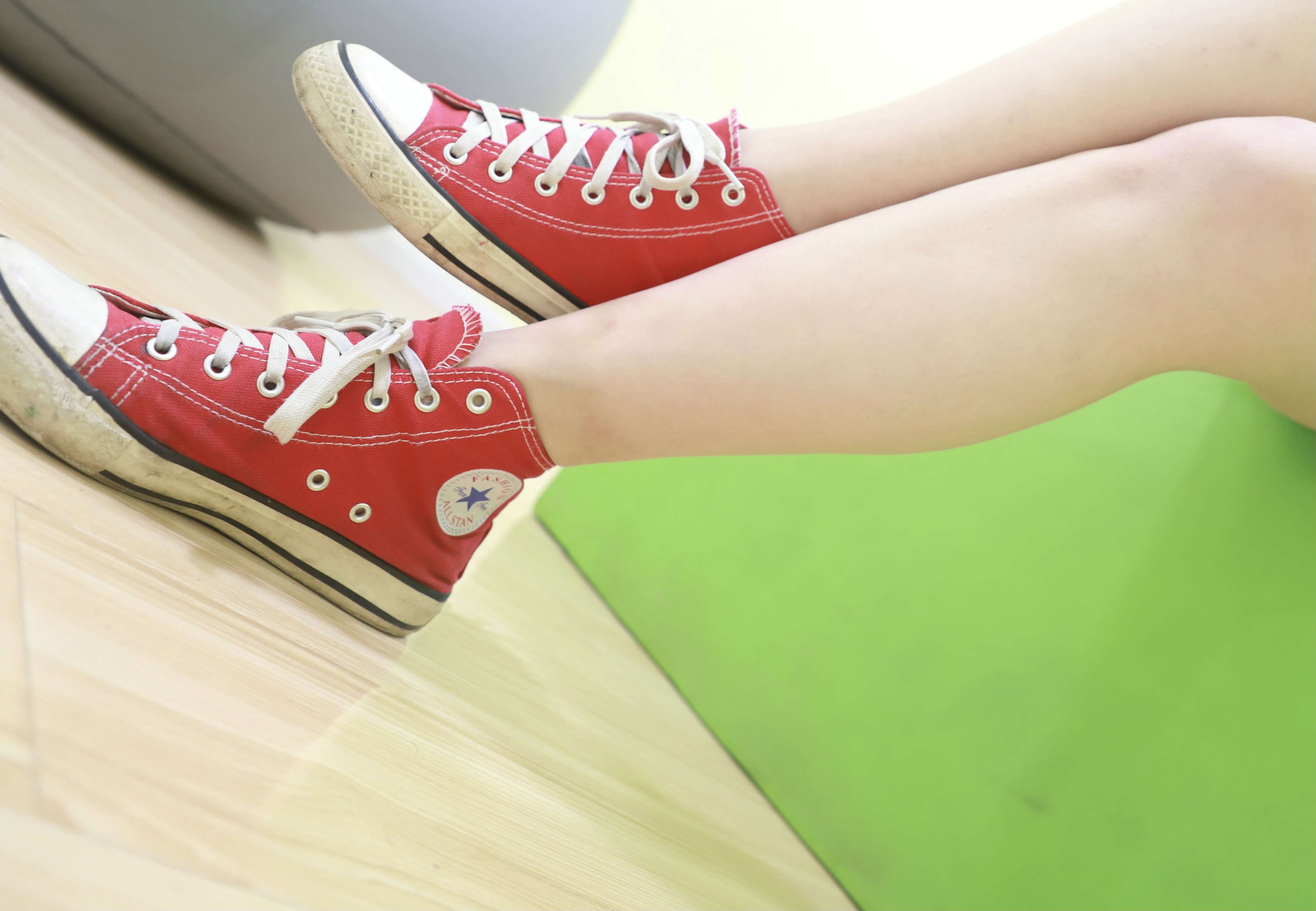 《热裤の红色帆布鞋棉袜脚【套图+视频1个】》作品图