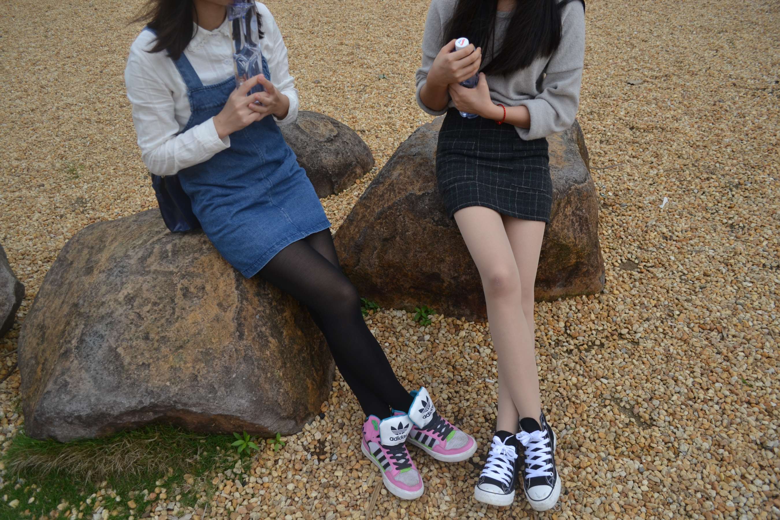 《两学妹公园秀帆布鞋の丝足》作品图