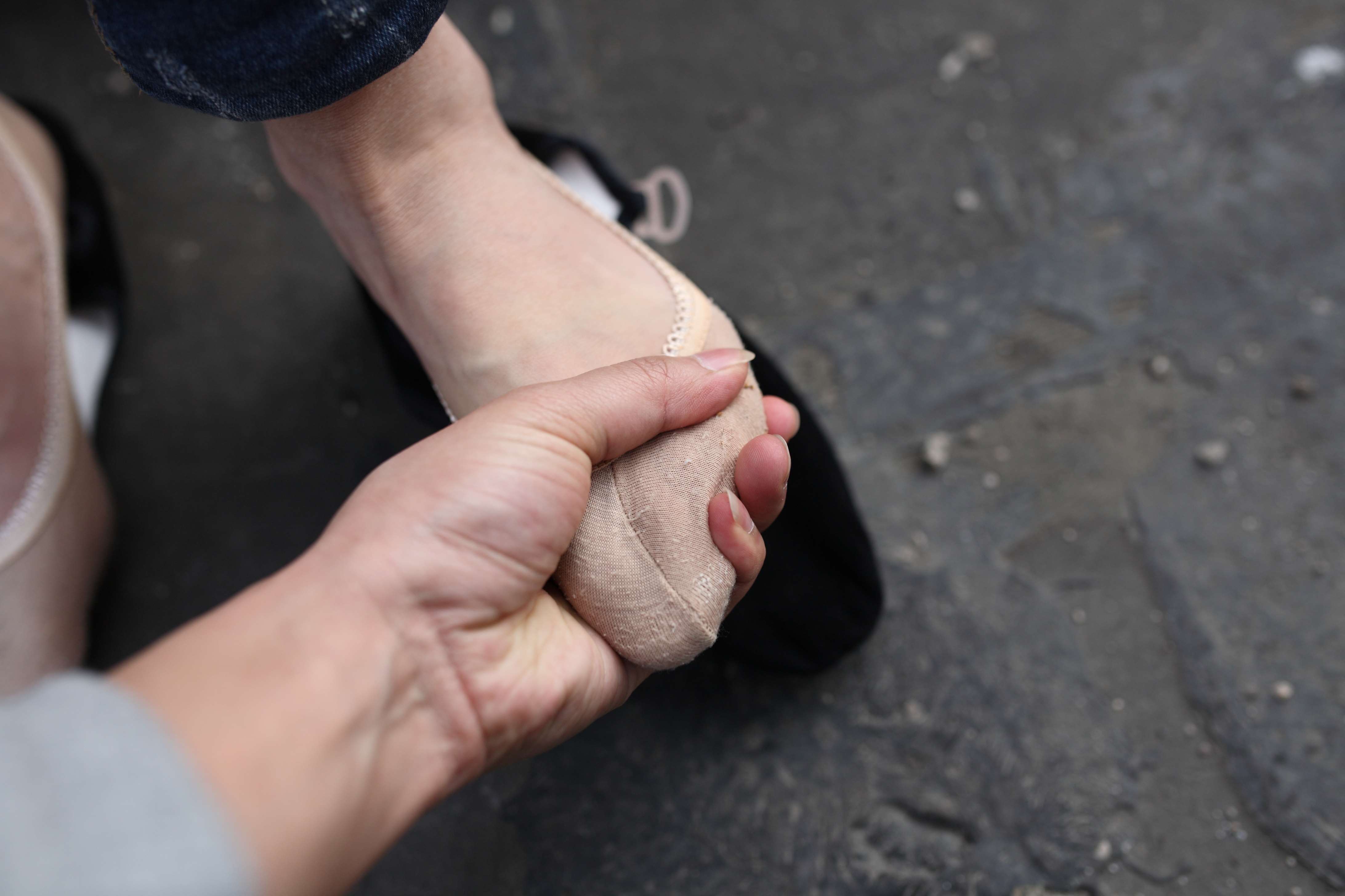 《小姑娘船袜脚丫》作品图