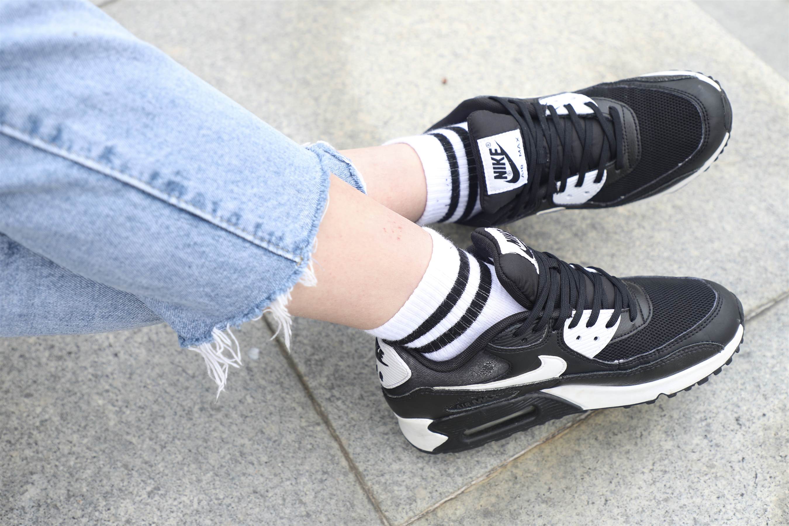 《运动鞋の棉袜脚》作品图