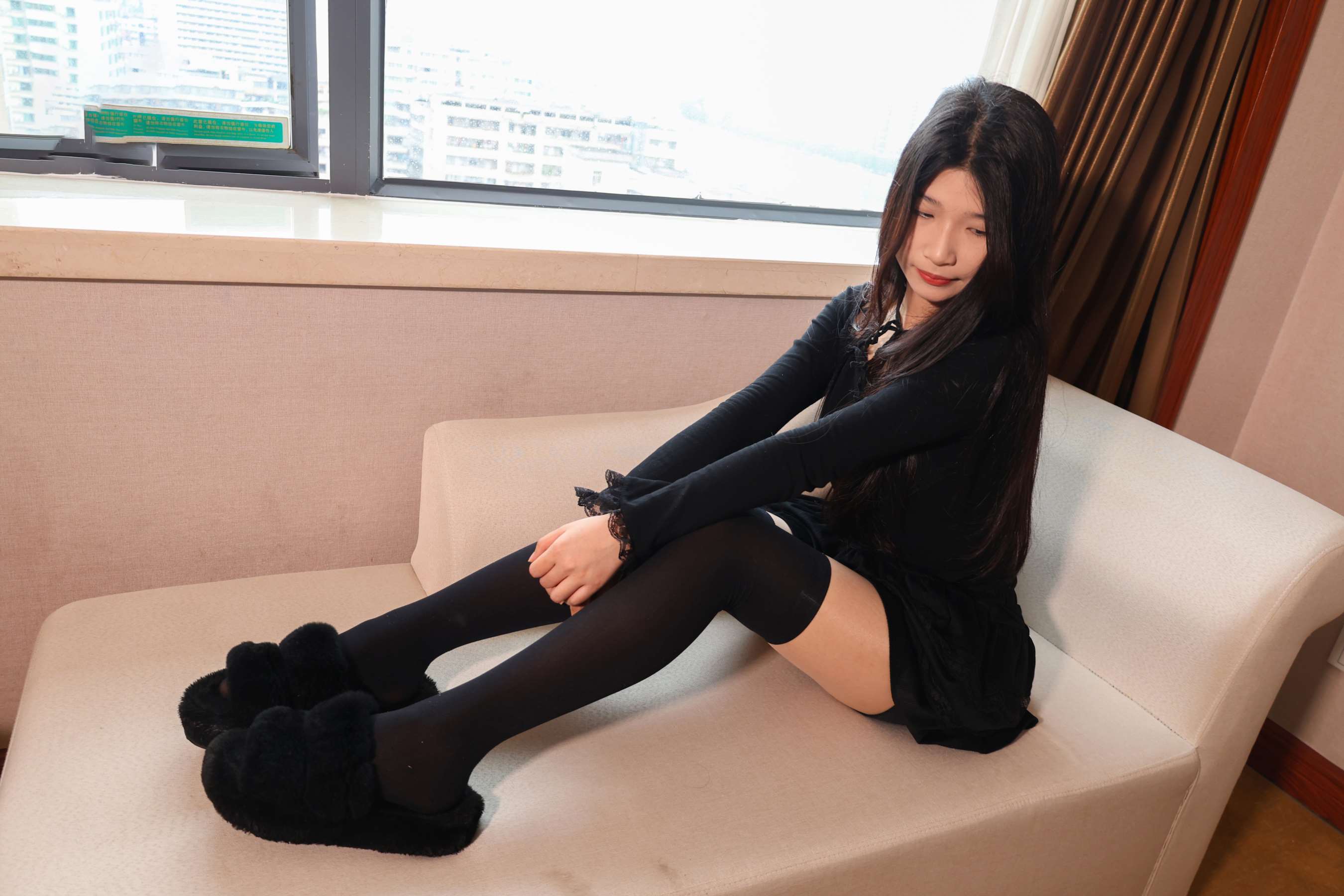 《小姐姐脱黑丝展嫩足》作品图