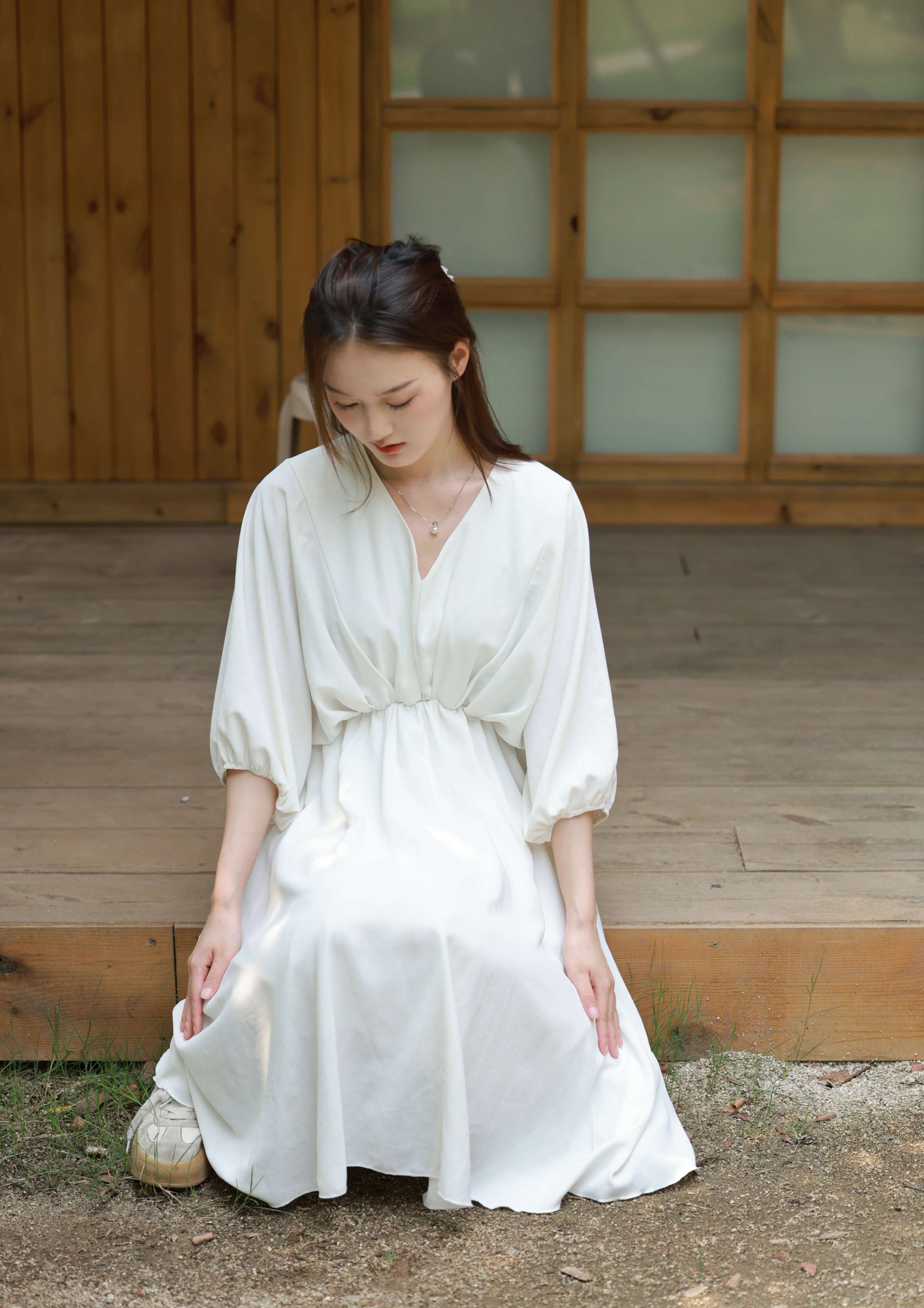 《杏儿脱棉袜展嫩足》作品图