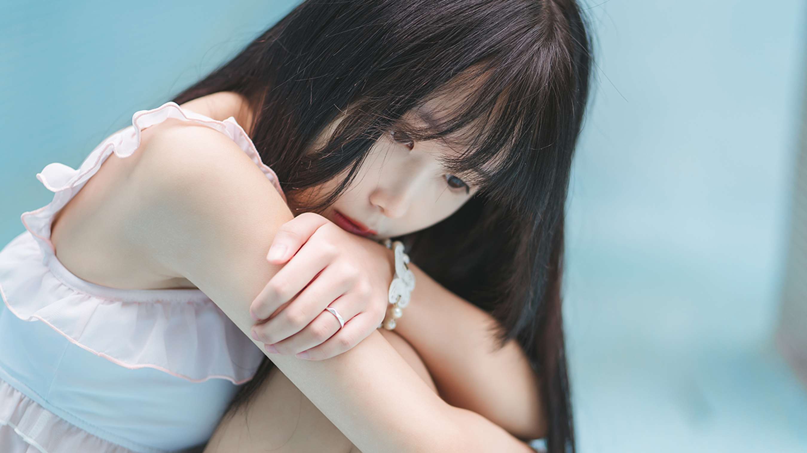 《游泳池的裸足》作品图