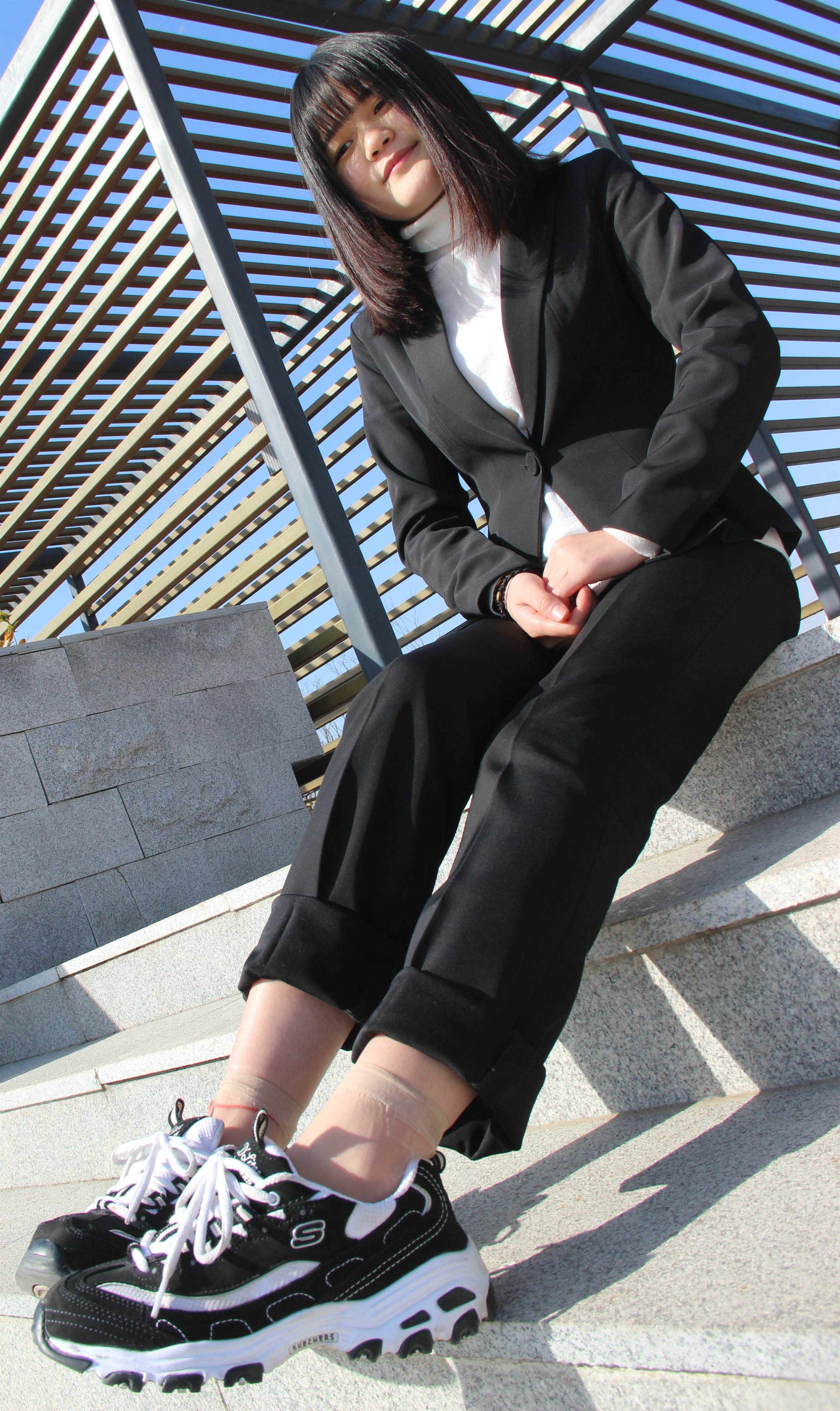 《红色脚绳》作品图