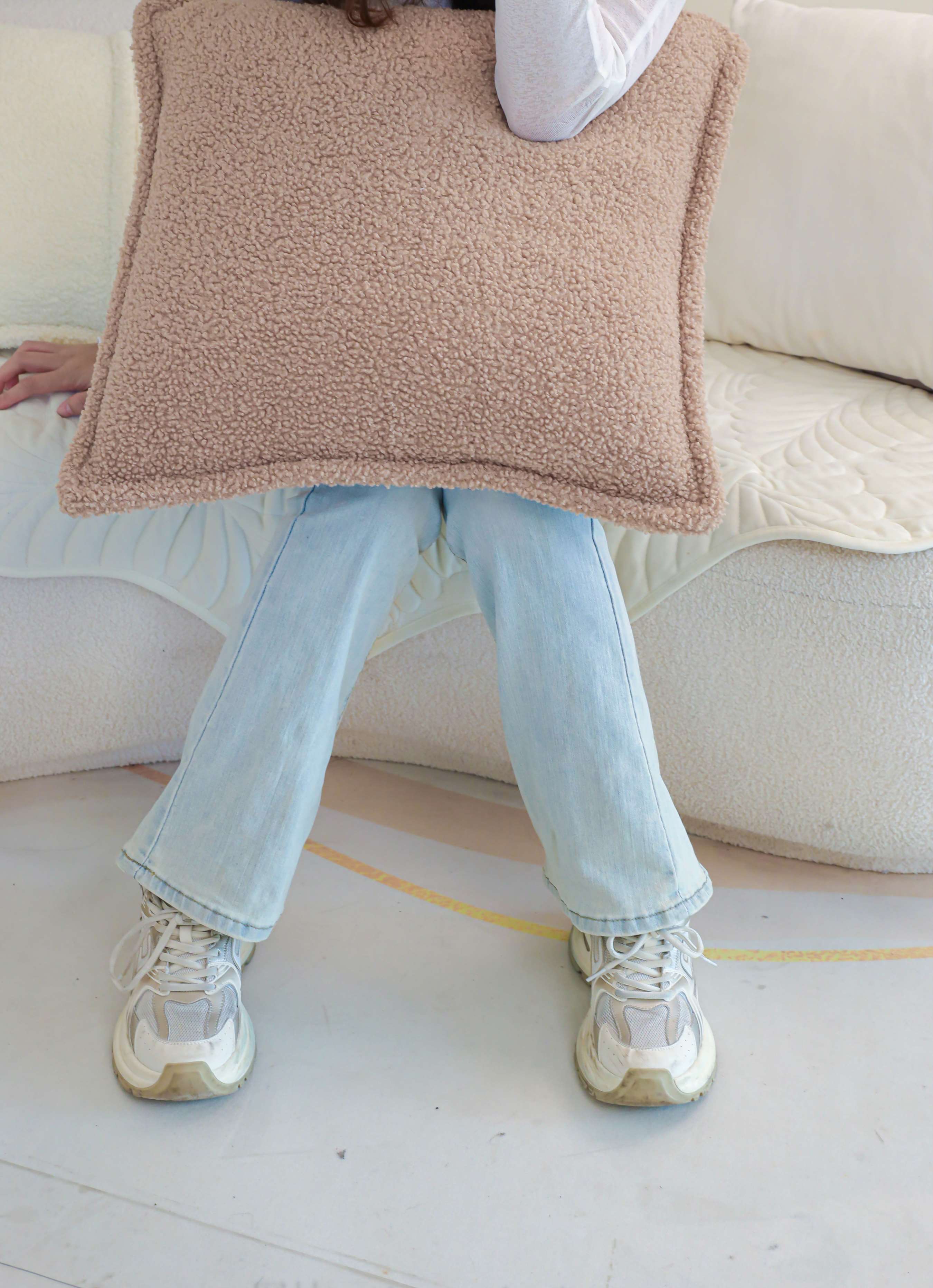 《牛仔少女棉袜、裸足》作品图