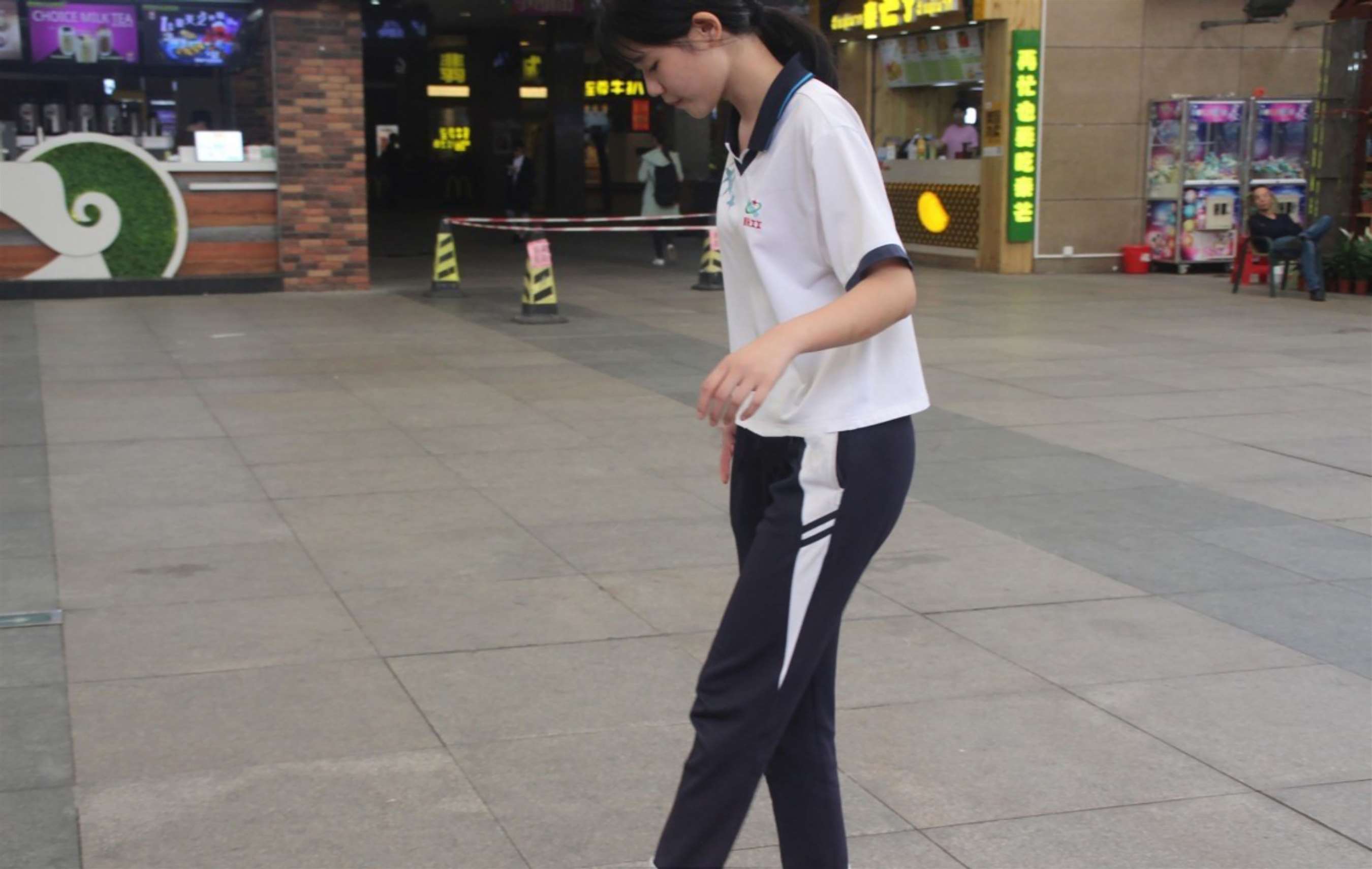 《草地上的青春》作品图