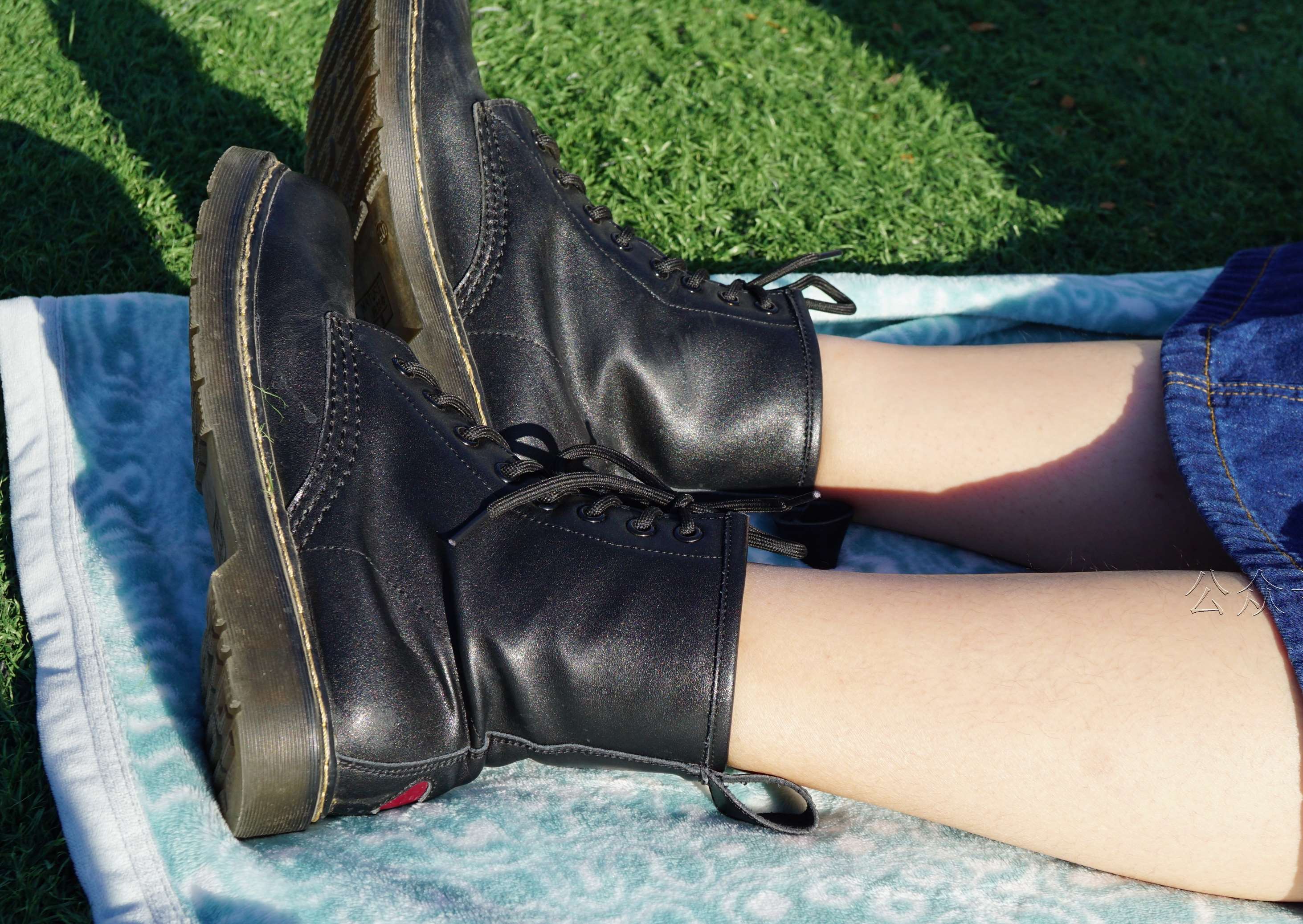 《足球场上的短靴の棉袜脚丫》作品图