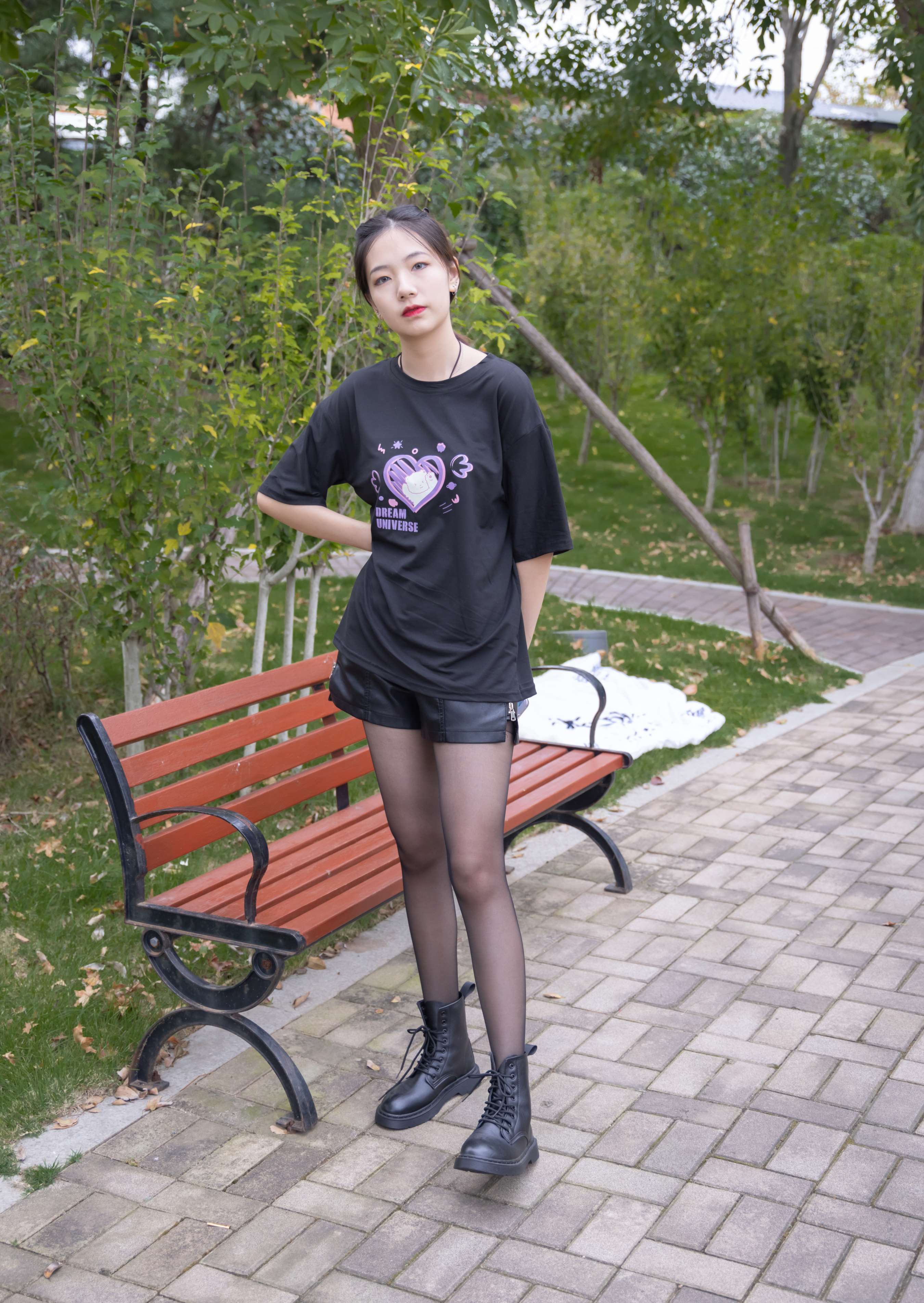 《小甜豆-马丁靴 黑丝》作品图