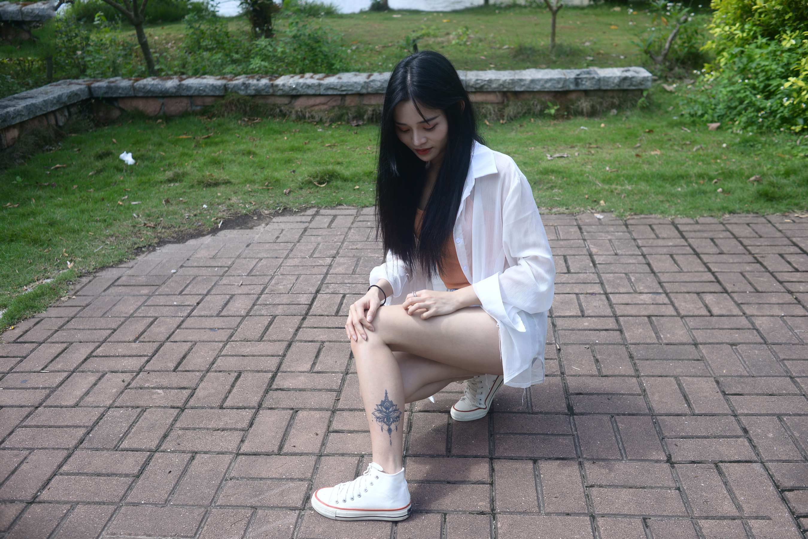 《少女热裤帆布鞋の棉袜脚》作品图