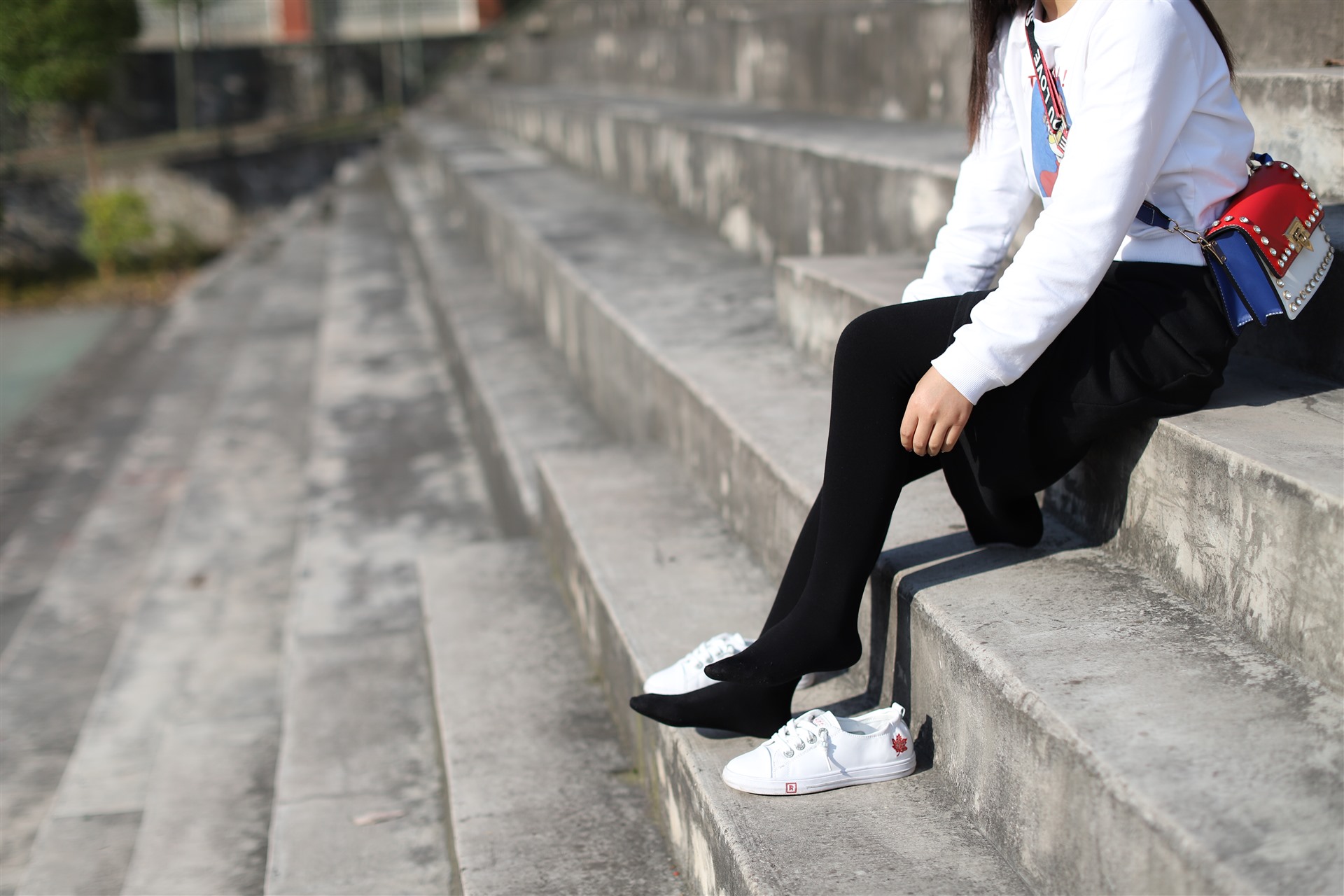 《学妹厚黑丝袜脚丫》作品图