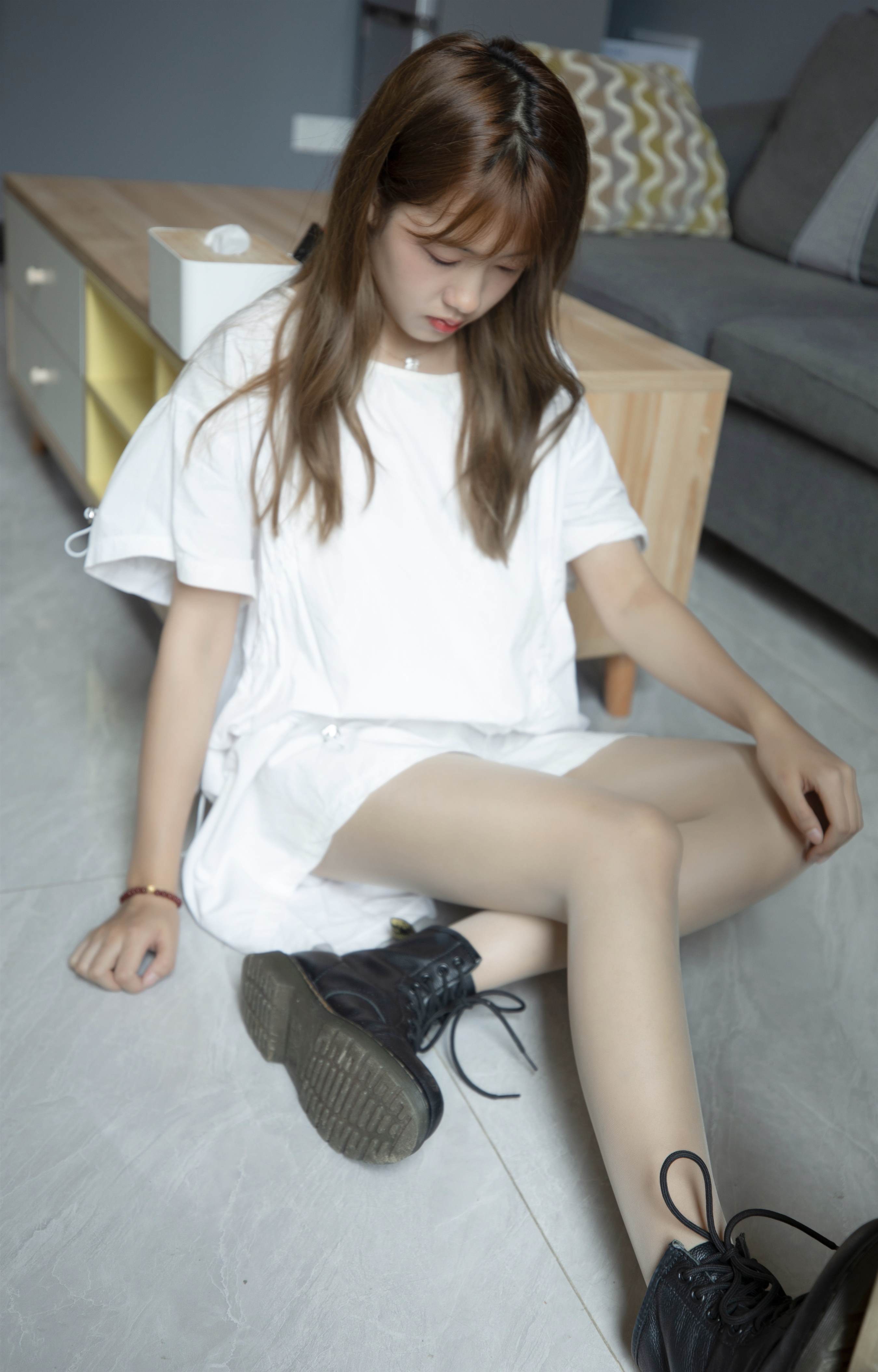 《白色连衣裙の肉丝脚丫》作品图