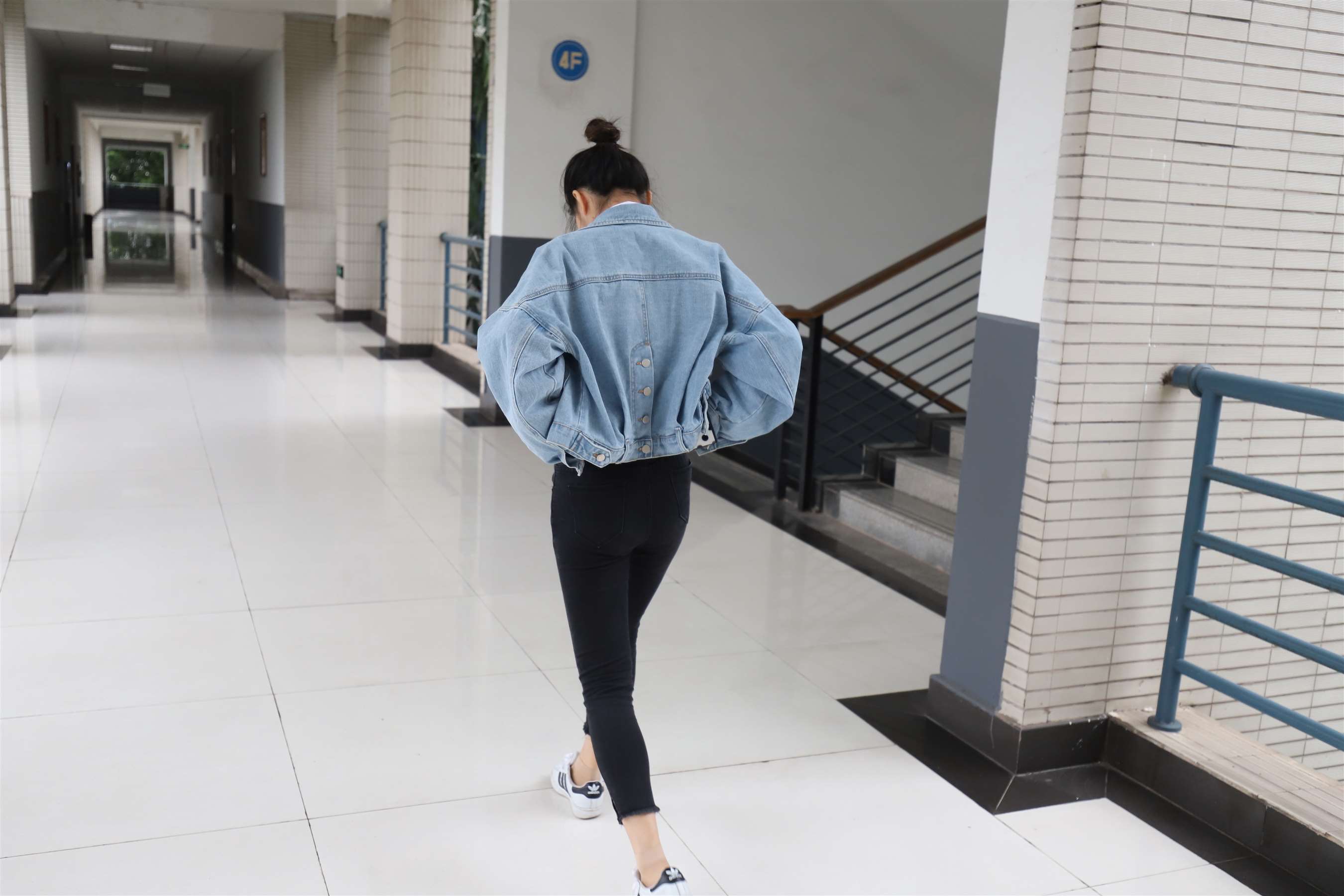 《牛仔衫の板鞋丝足【视频1个网盘下载】》作品图