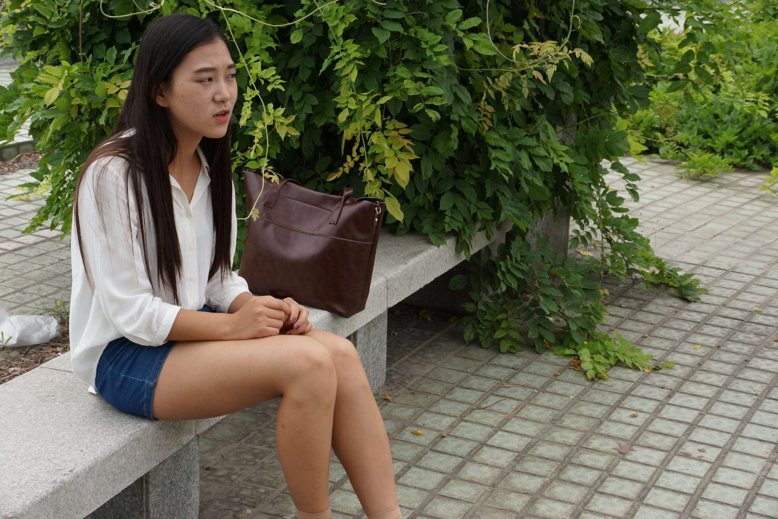 《光脚实在难受,包里的丝袜派上用场了》作品图