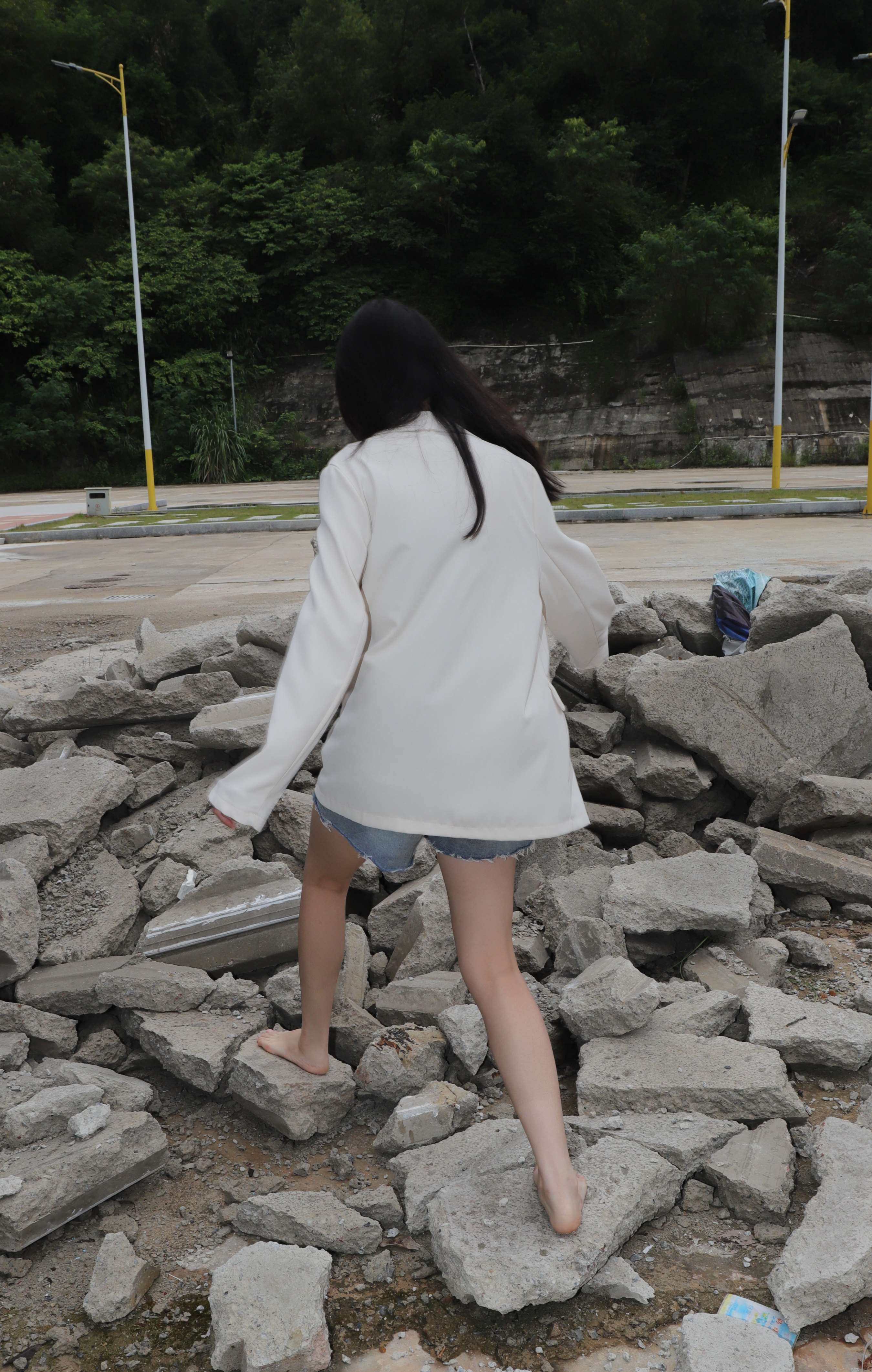 《珊珊少女创意产业园吊带赤脚》作品图