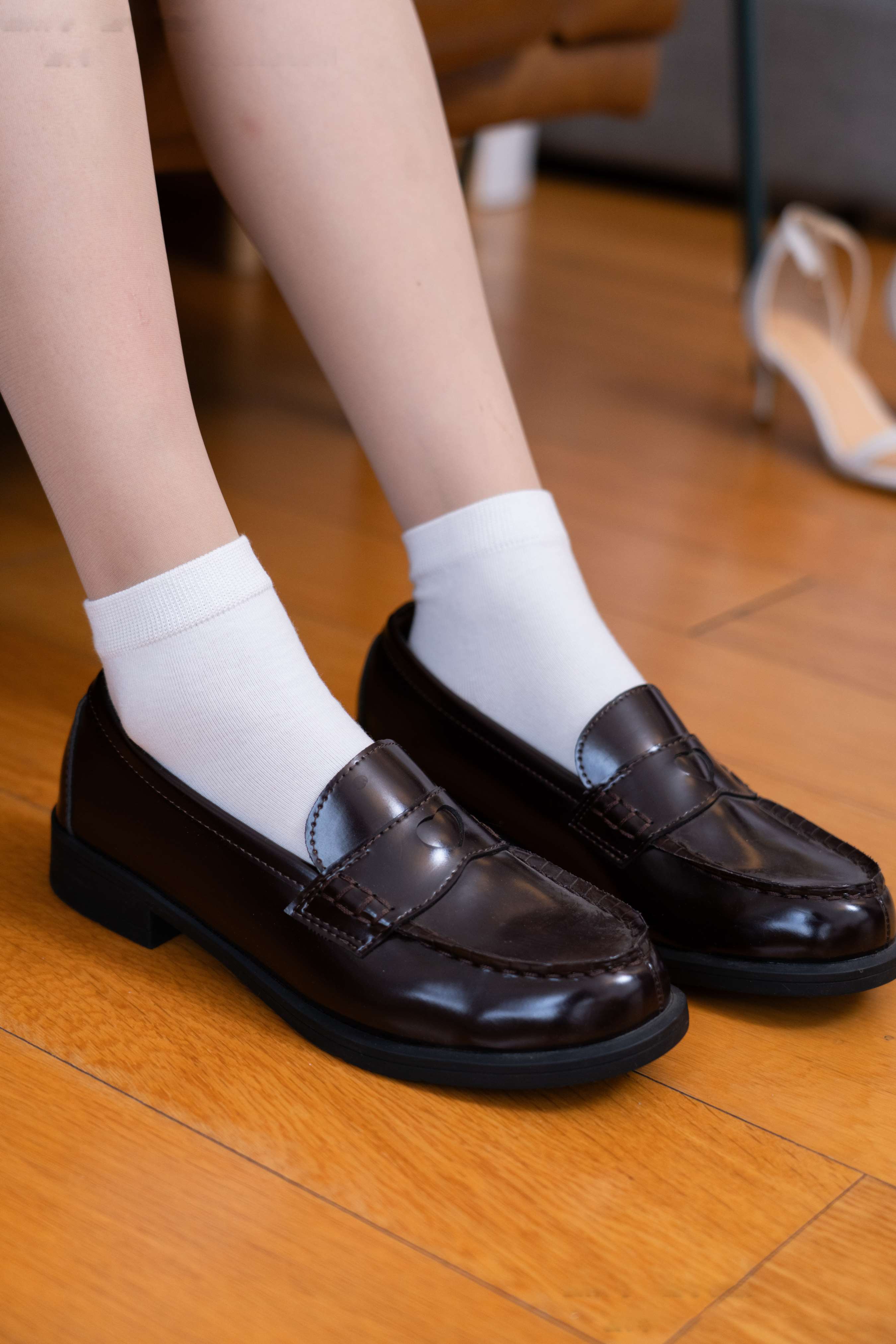 《澜澜-皮鞋、凉鞋、白棉袜、黑棉袜、肉丝》作品图