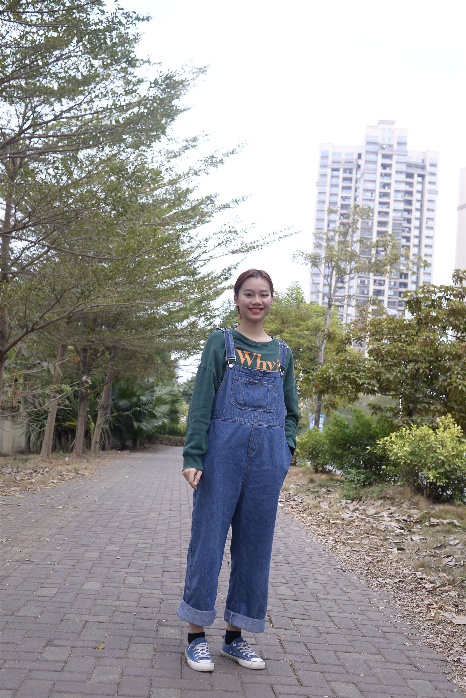 《牛仔背带裤の棉袜脚》作品图