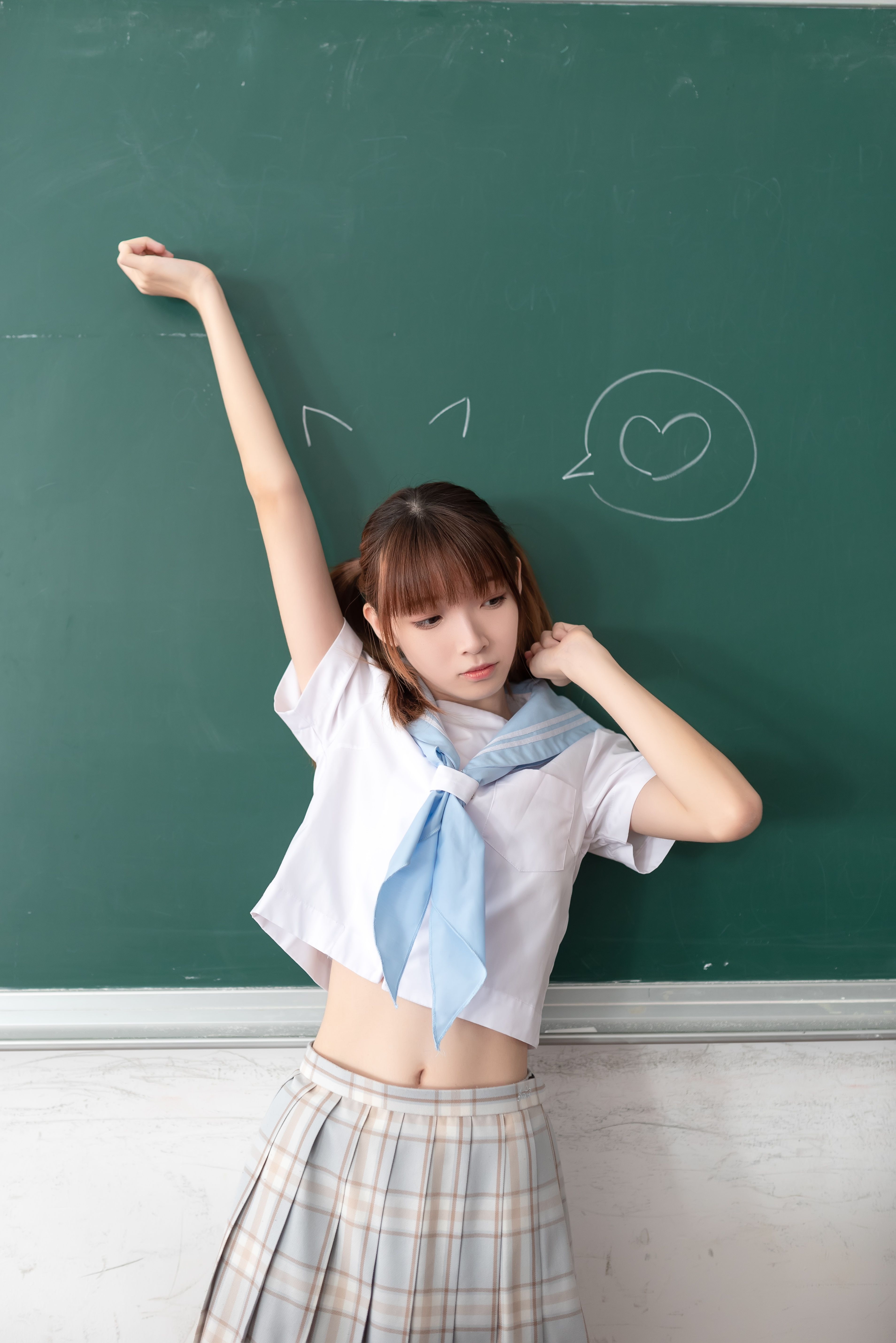 《教室越拍长白丝袜脚》作品图