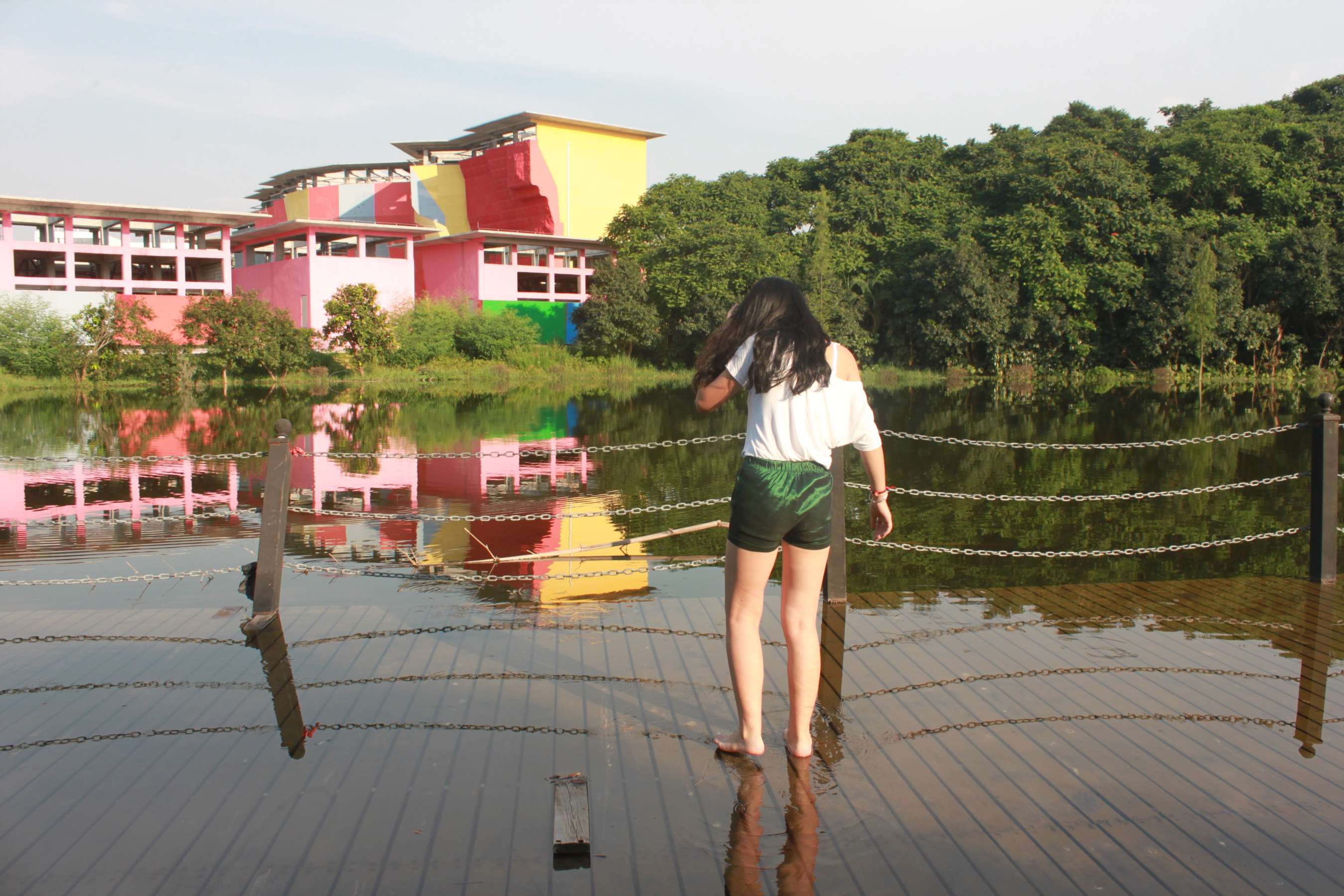 《墨镜裸足小姐姐》作品图