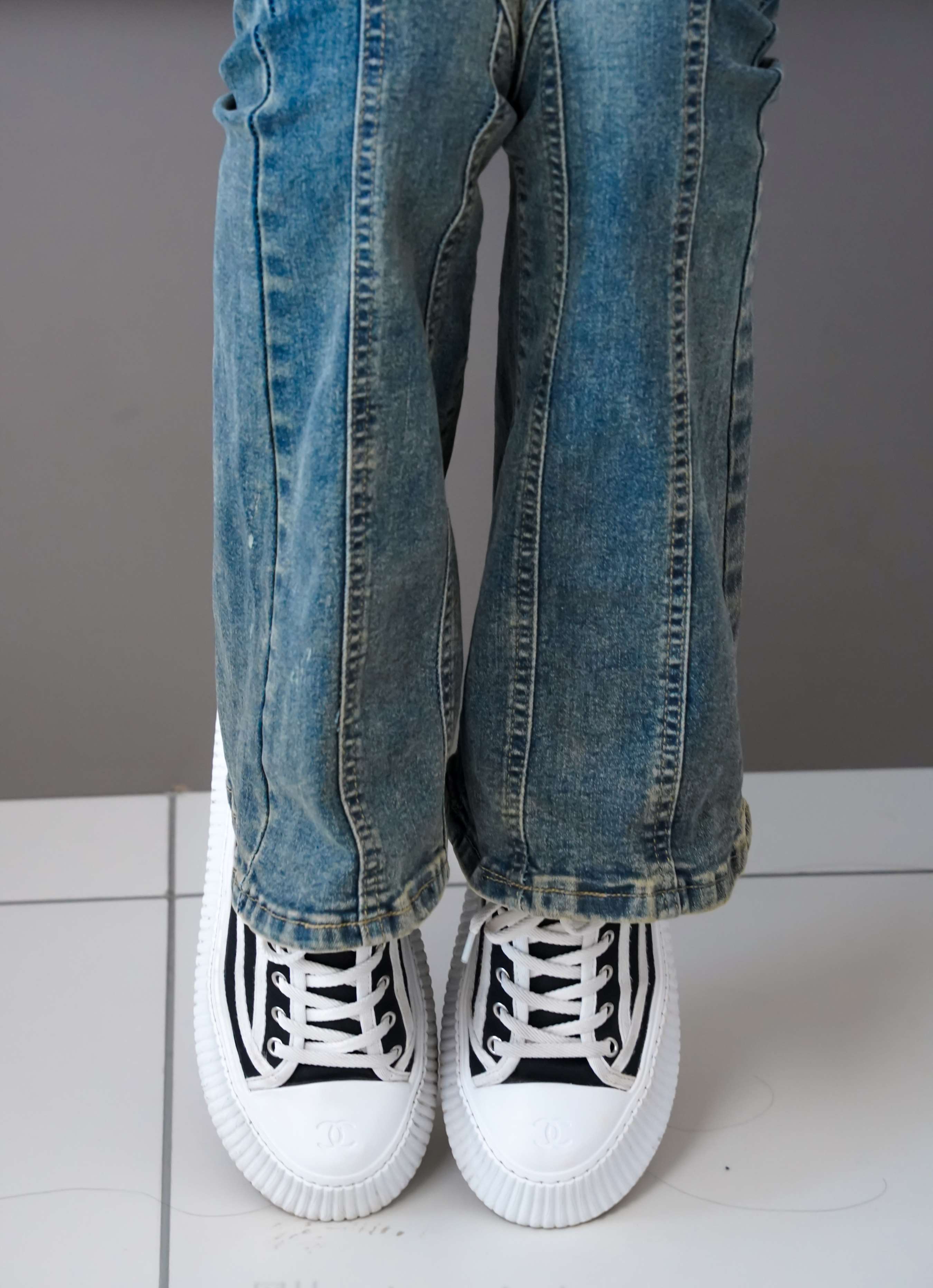 《少女牛仔の棉袜足》作品图