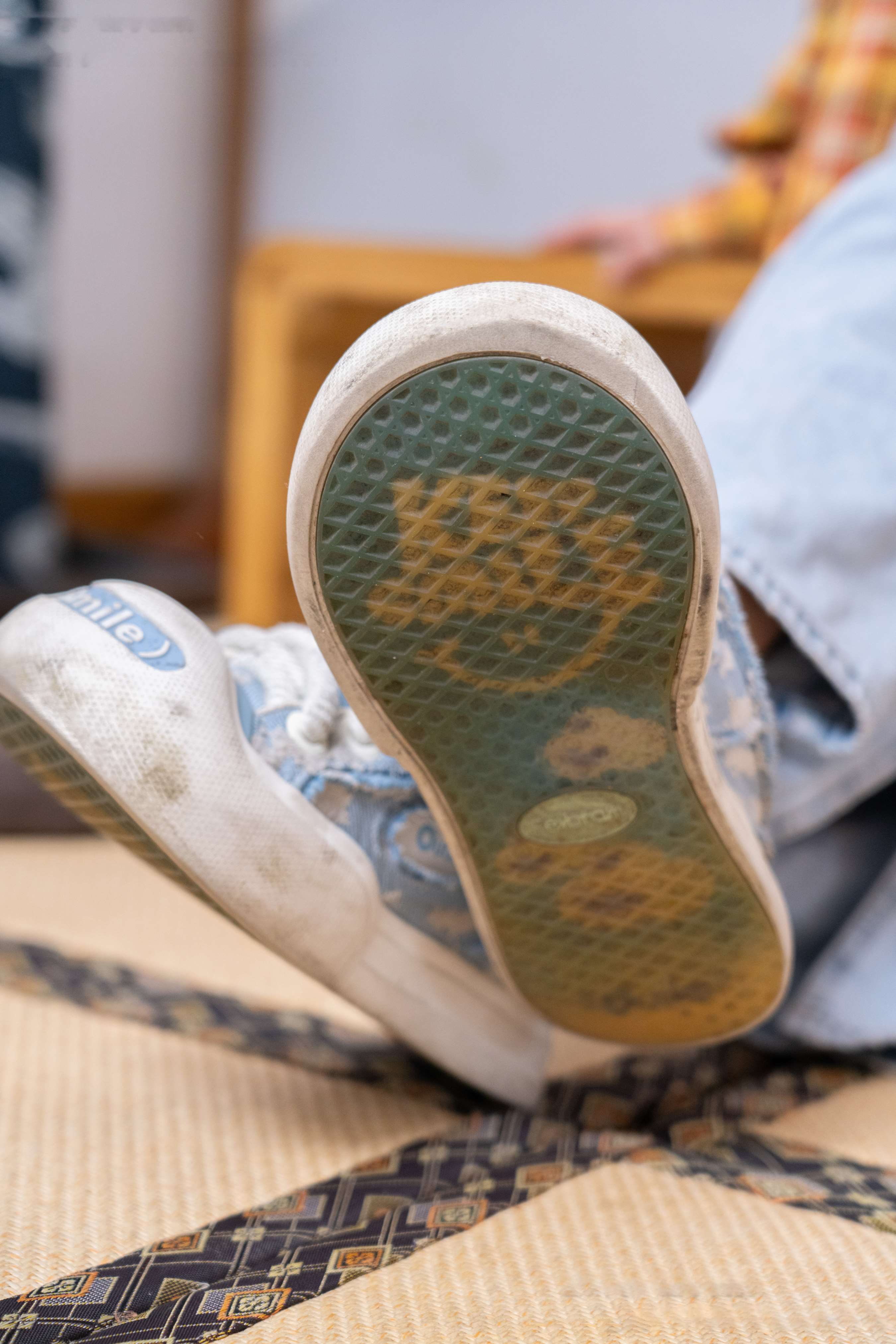 《雪梨-帆布鞋、白棉袜、裸足》作品图