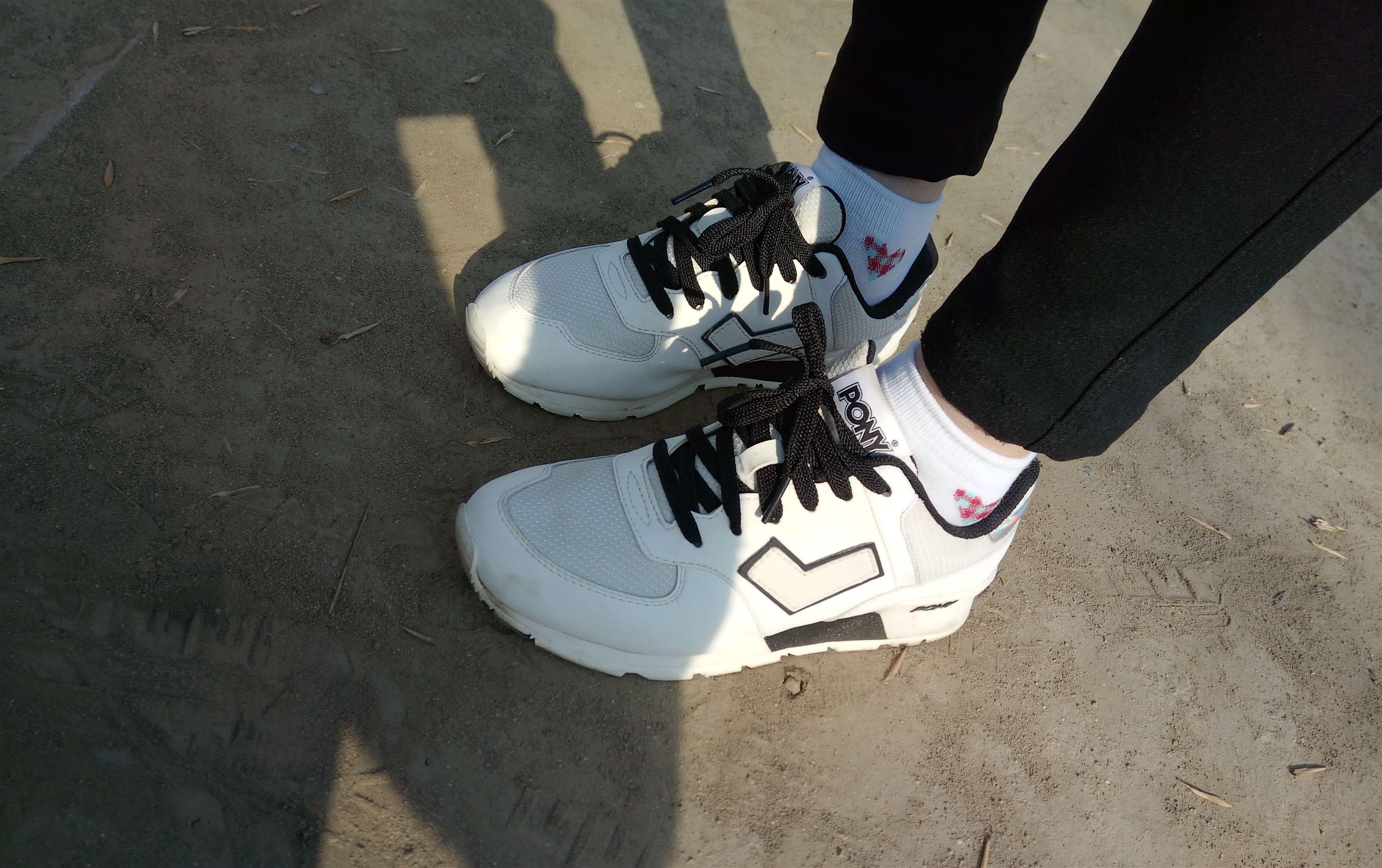 《白色运动鞋妹子带了许多袜子》作品图