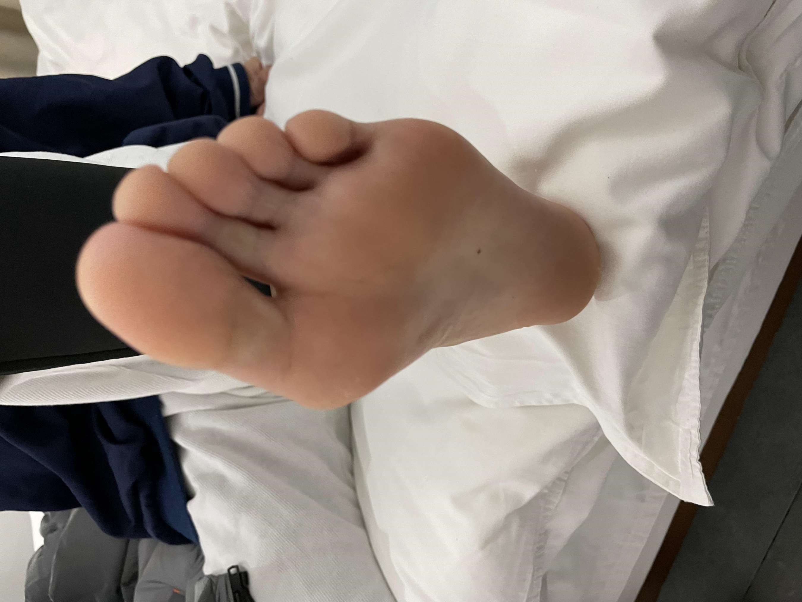 《新认识的校园妹妹，带回酒店把玩她嫩脚！》作品图