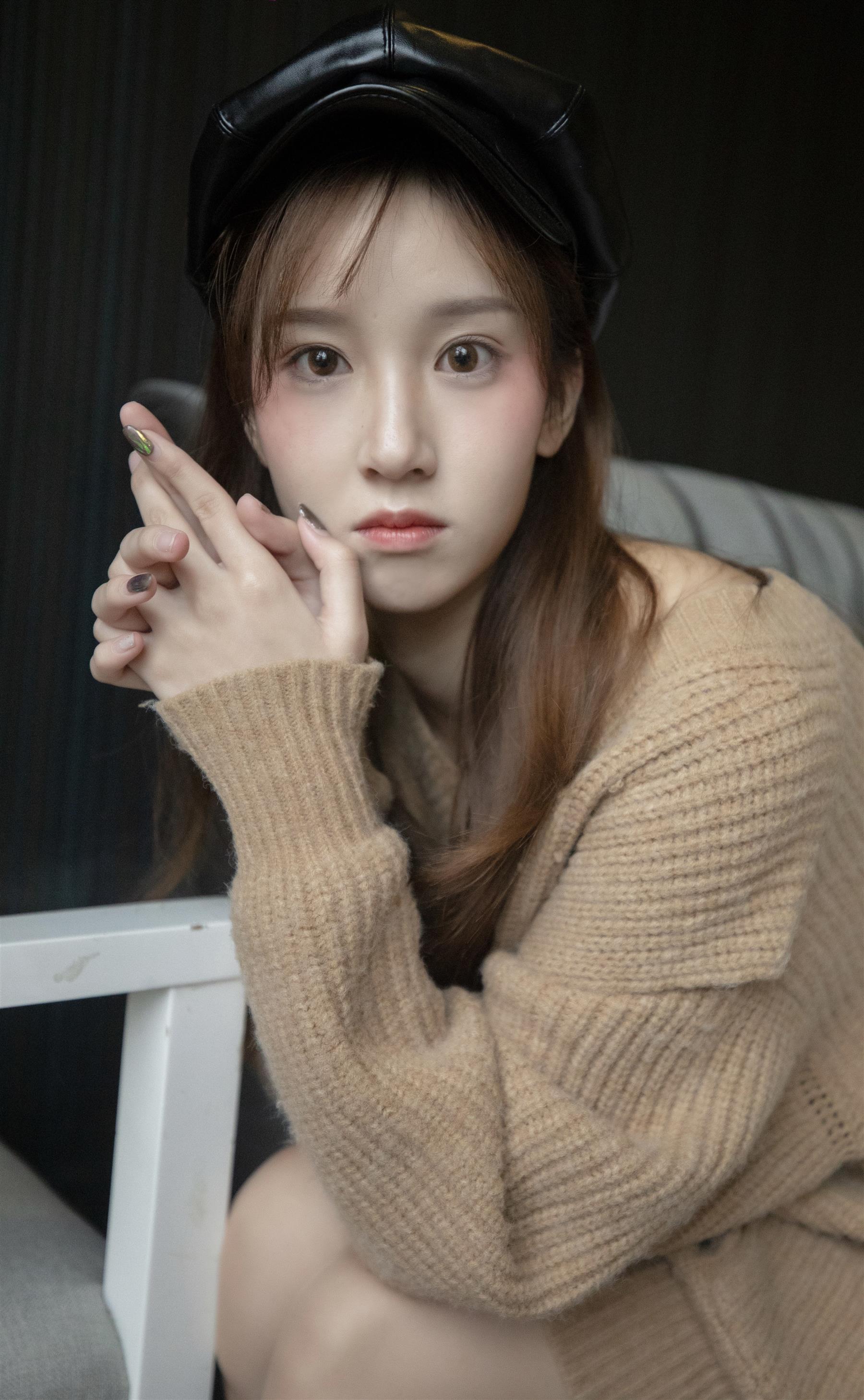 《长腿少女丝袜脚丫+视频1个网盘下载》作品图