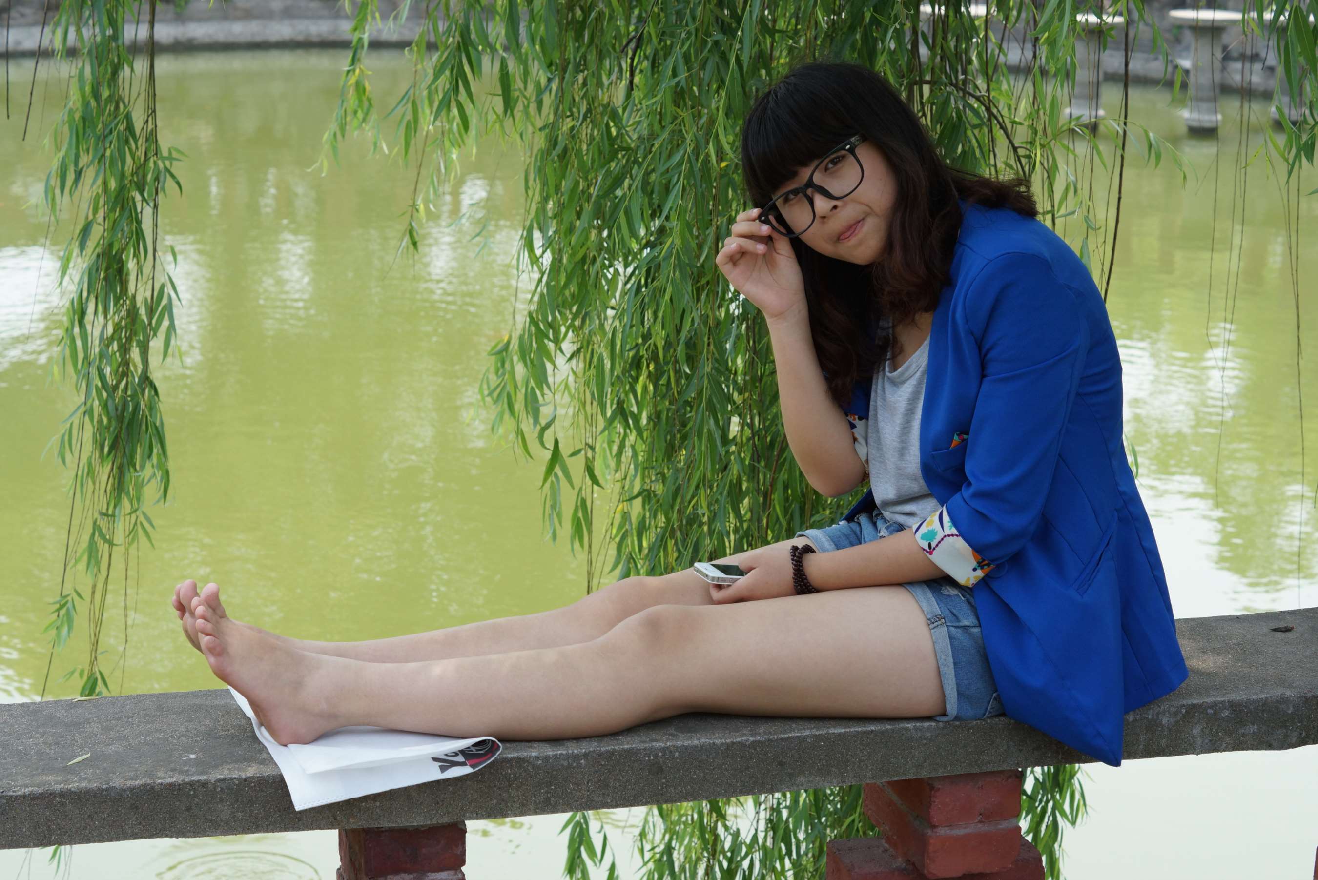 《漂亮MM柳树下歇脚》作品图