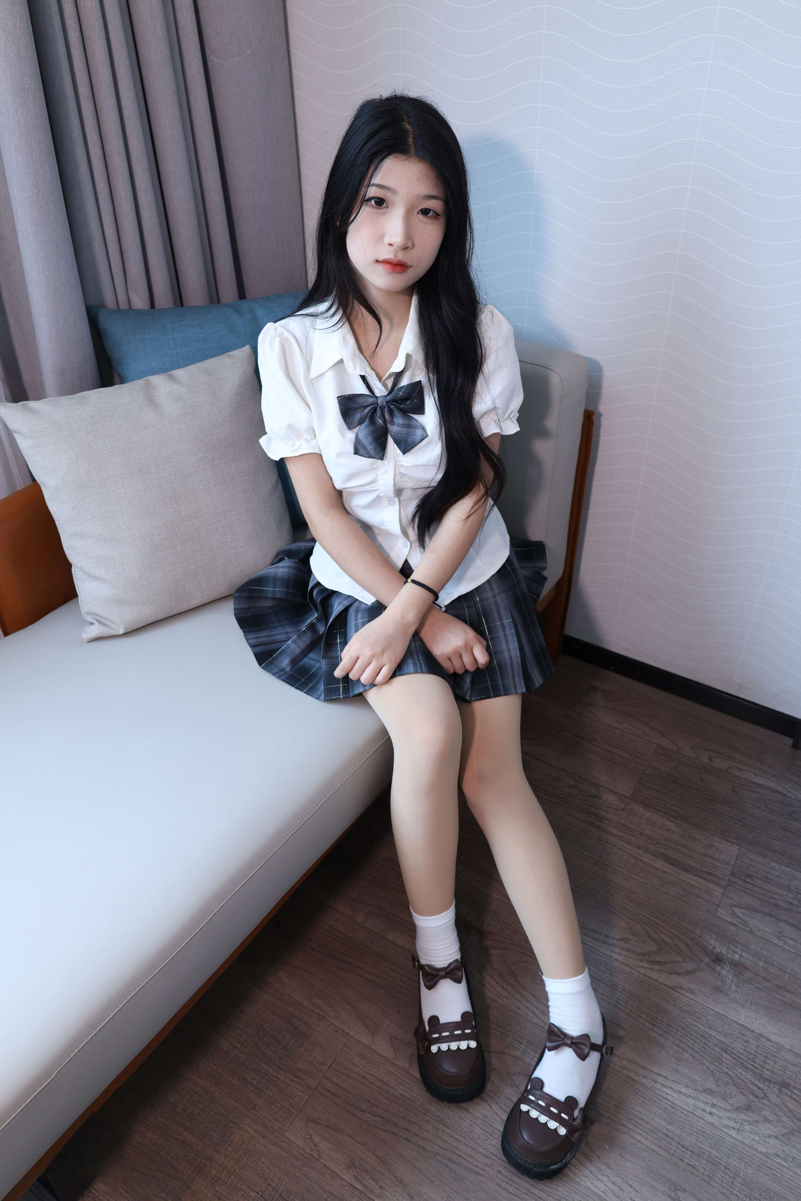 《少女JK制服棉袜の嫩足》作品图