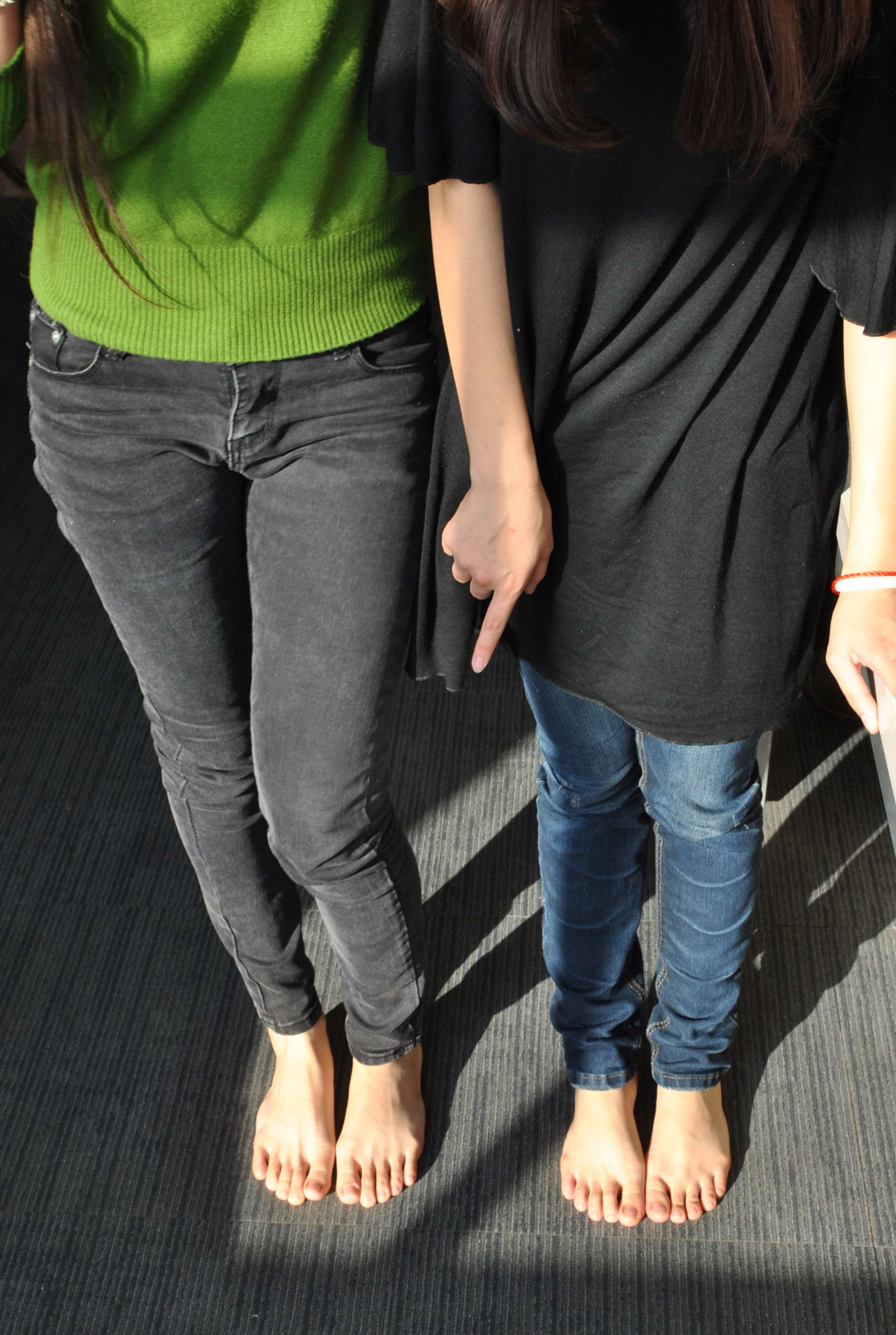 《两个清纯的大学生在脚斗》作品图