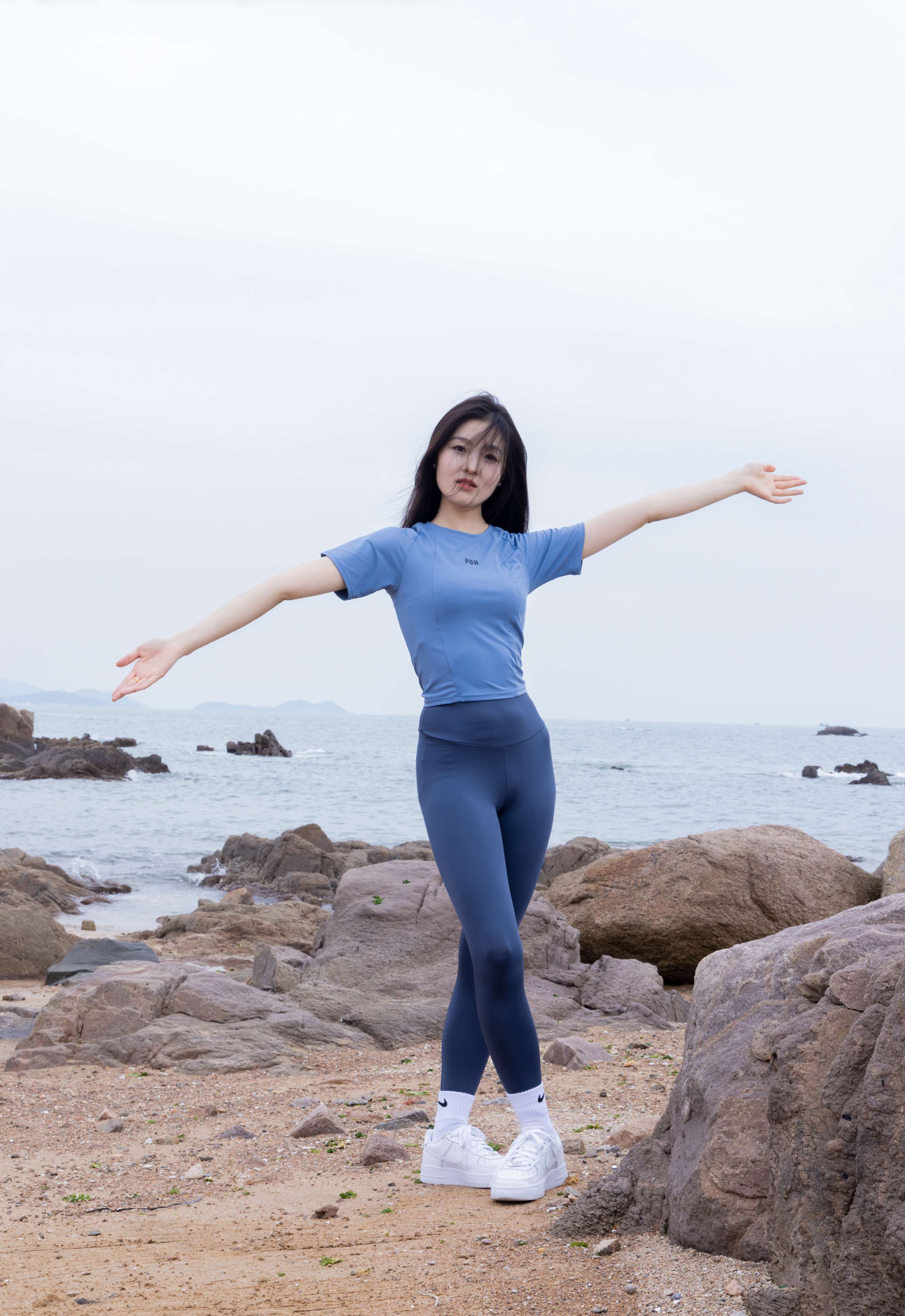 《青柠海边脱袜展嫩足》作品图