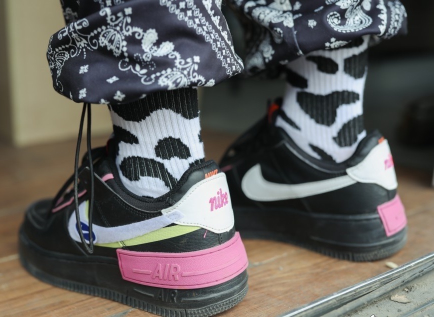 《板鞋の斑点袜》作品图