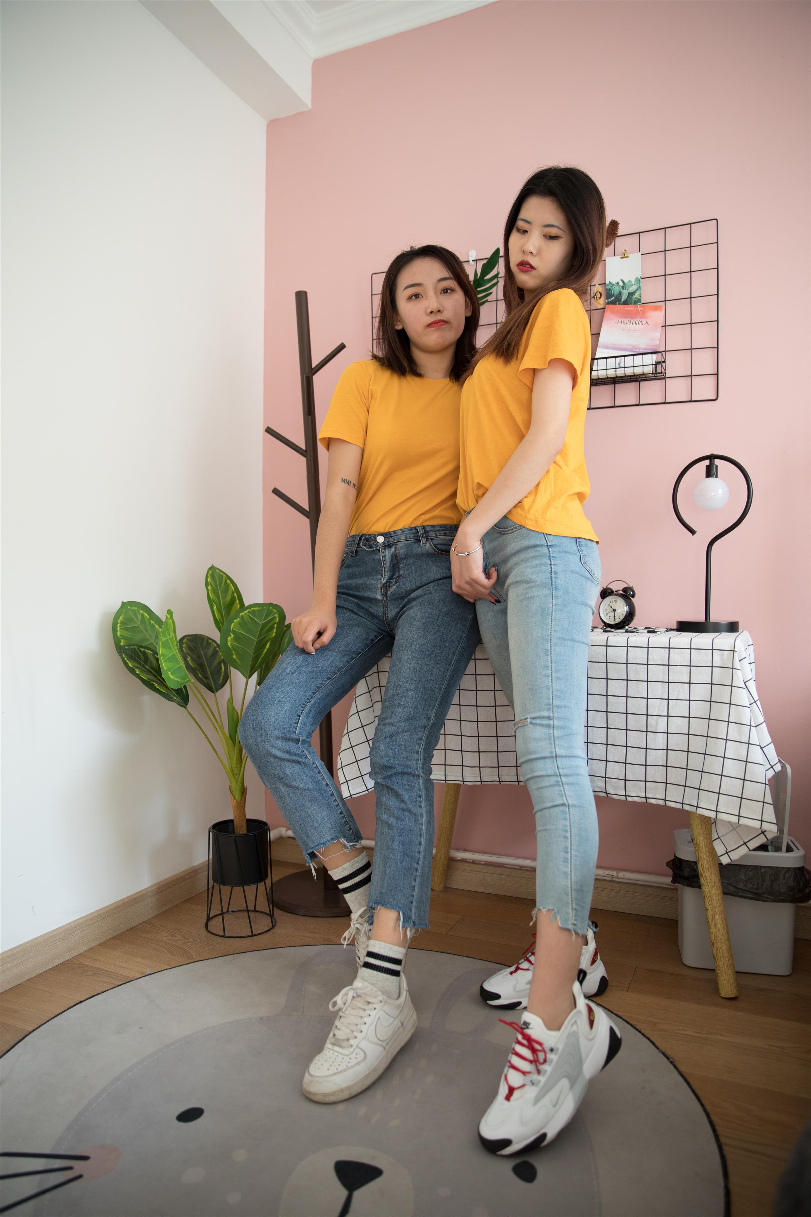 《姐妹装互脚+视频1个》作品图