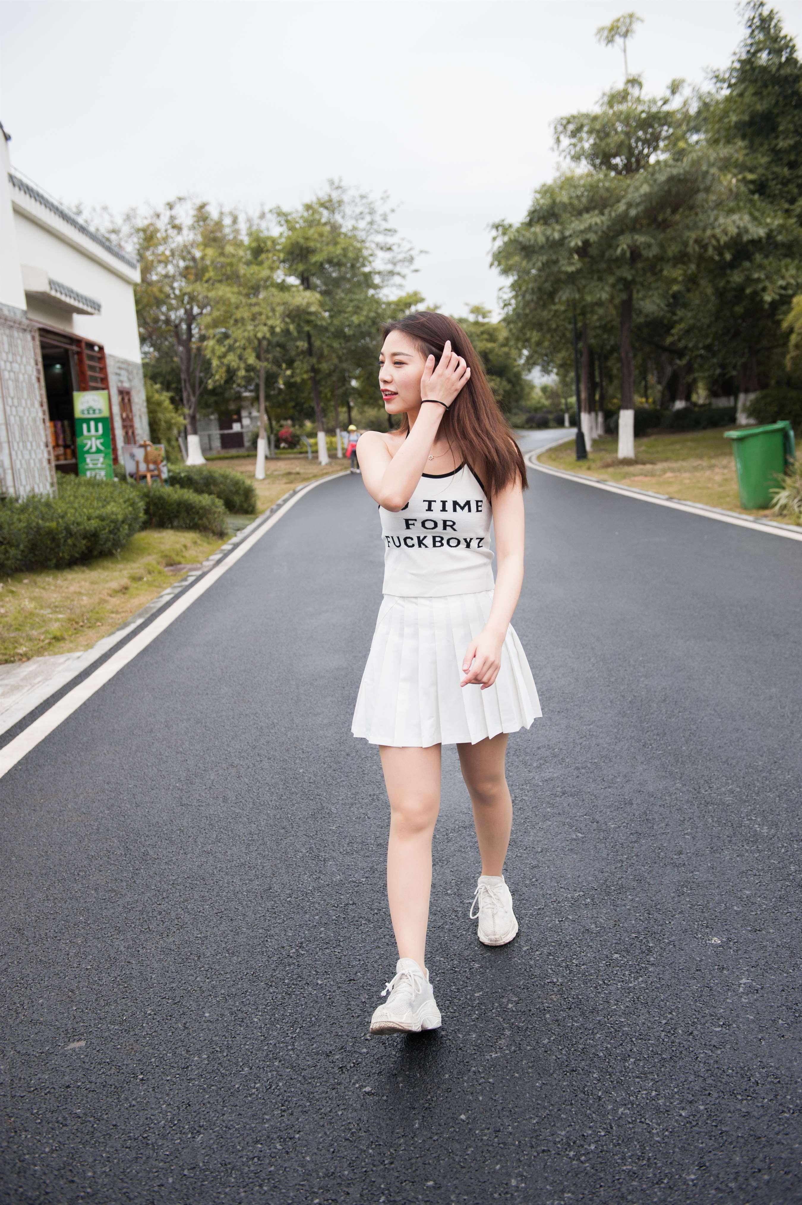 《吊带连衣裙の肉丝脚丫》作品图